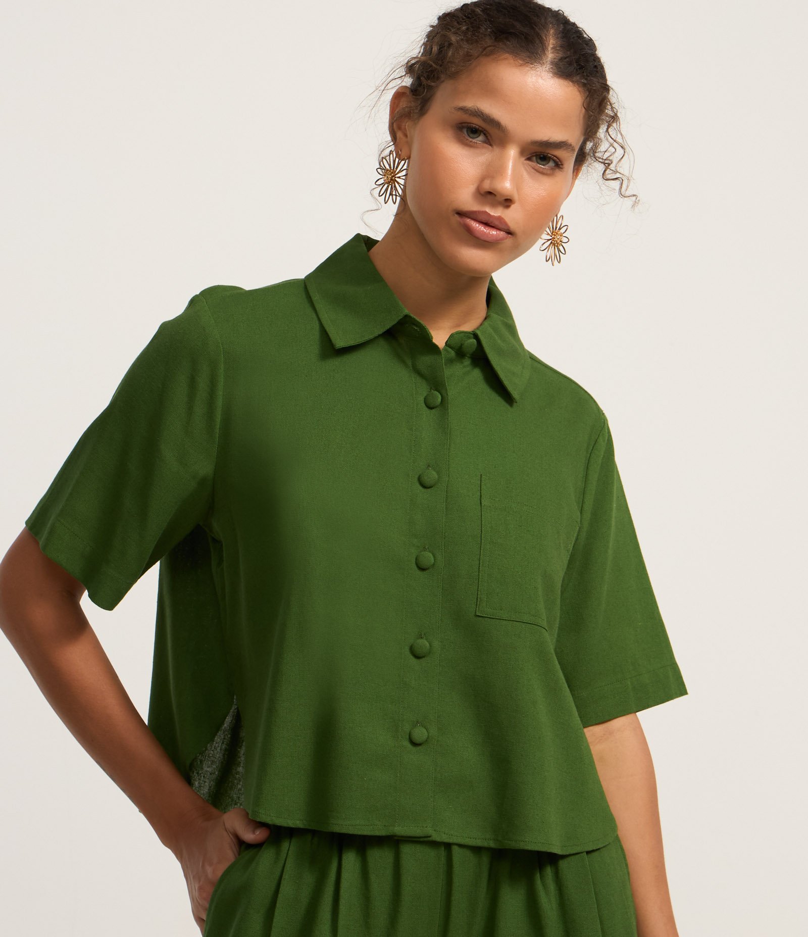 Camisa Curta em Viscose e Linho com Botões Verde 3