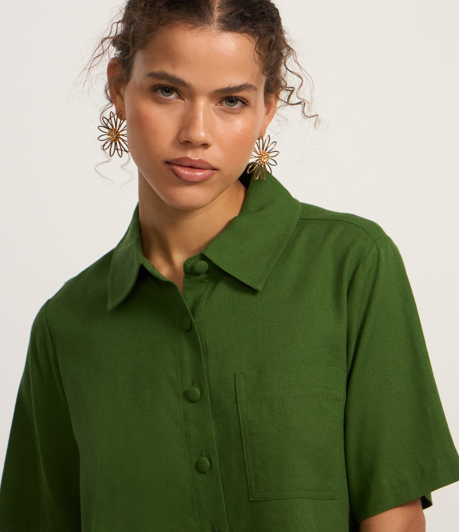 Camisa Curta em Viscose e Linho com Botões Verde 4