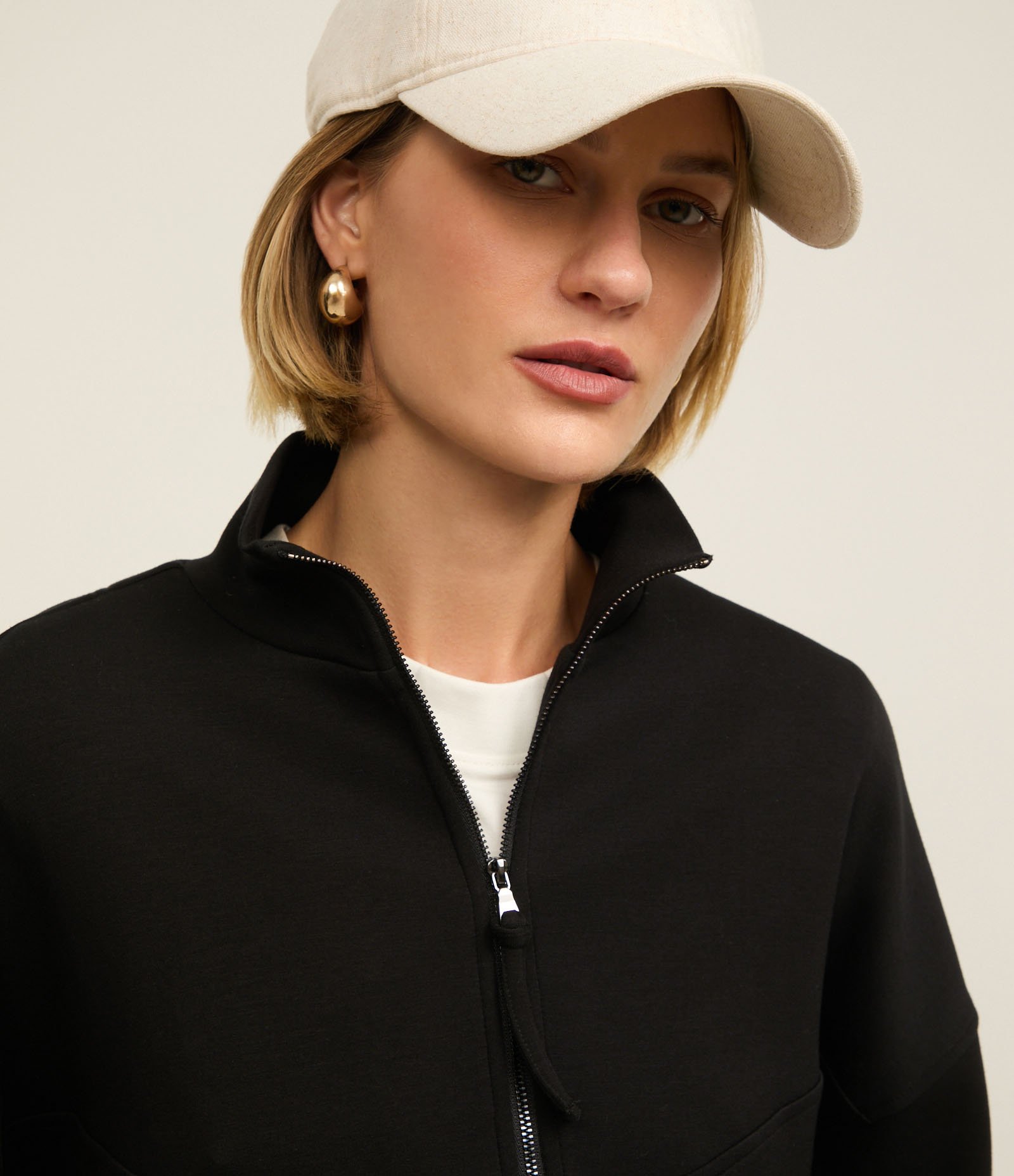 Blusa Comfort em Viscose com Gola Alta e Zíper Preto 3