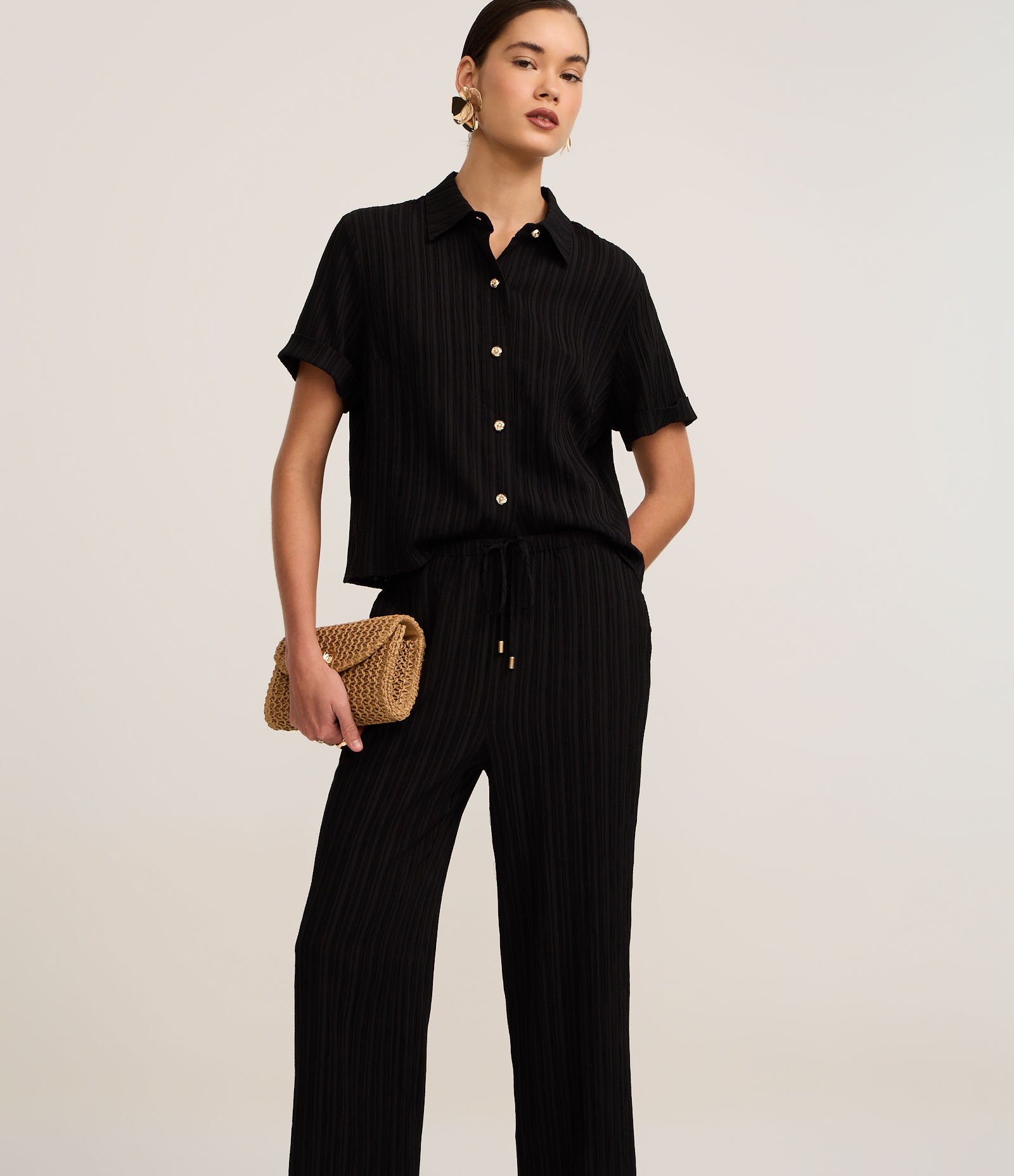 Calça Reta Fluida em Chiffon Texturizado Preto 2