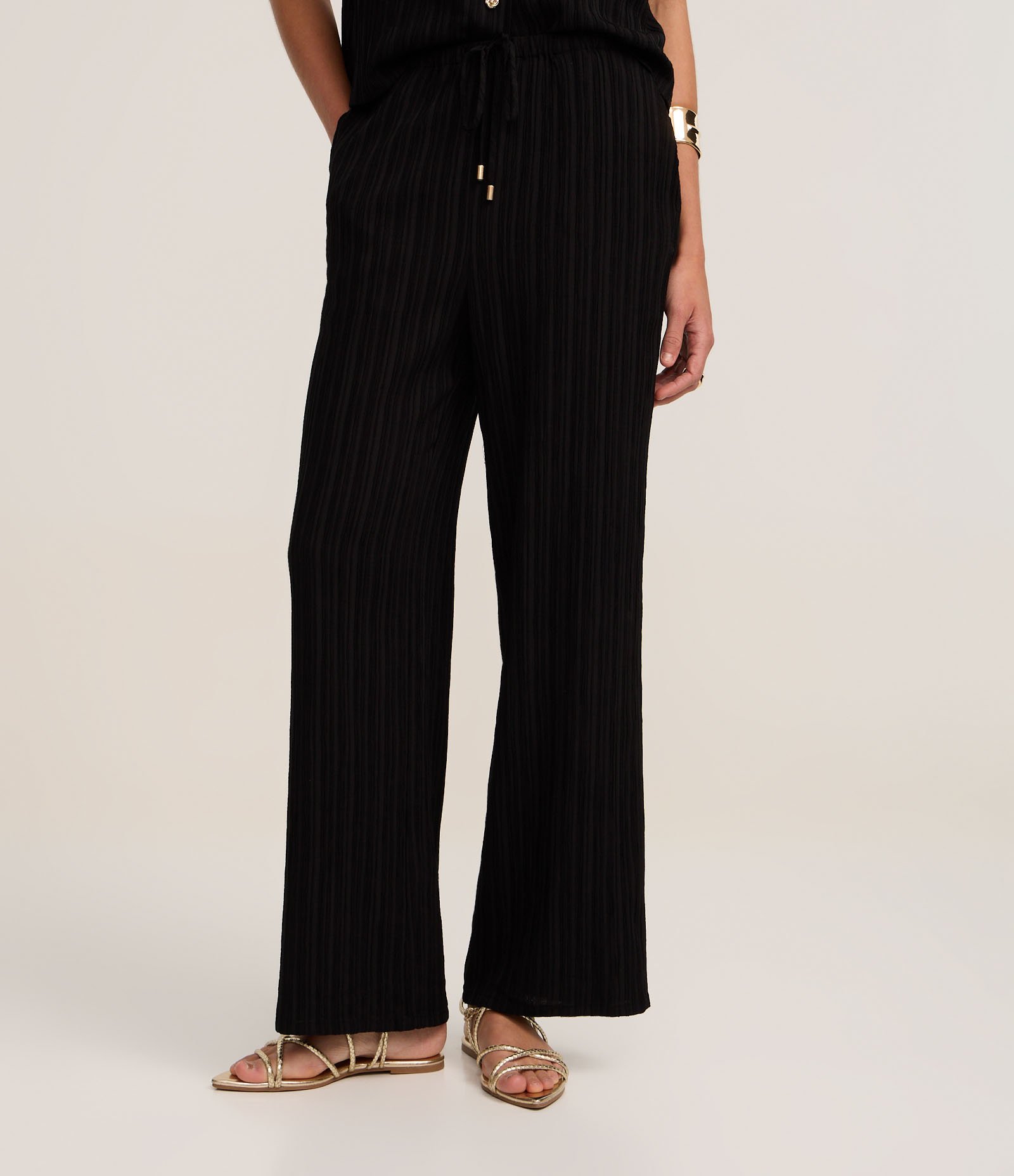 Calça Reta Fluida em Chiffon Texturizado Preto 3