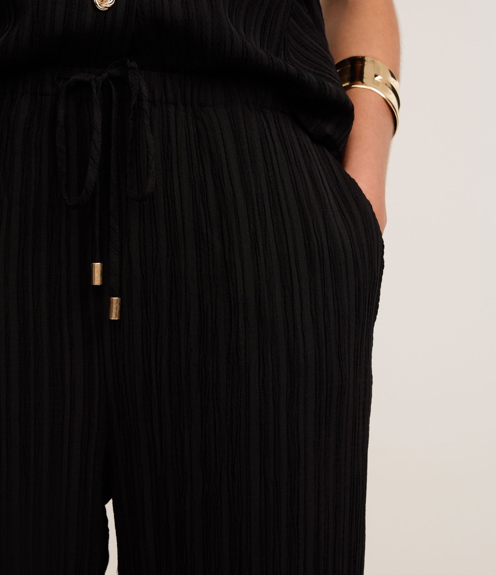 Calça Reta Fluida em Chiffon Texturizado Preto 4