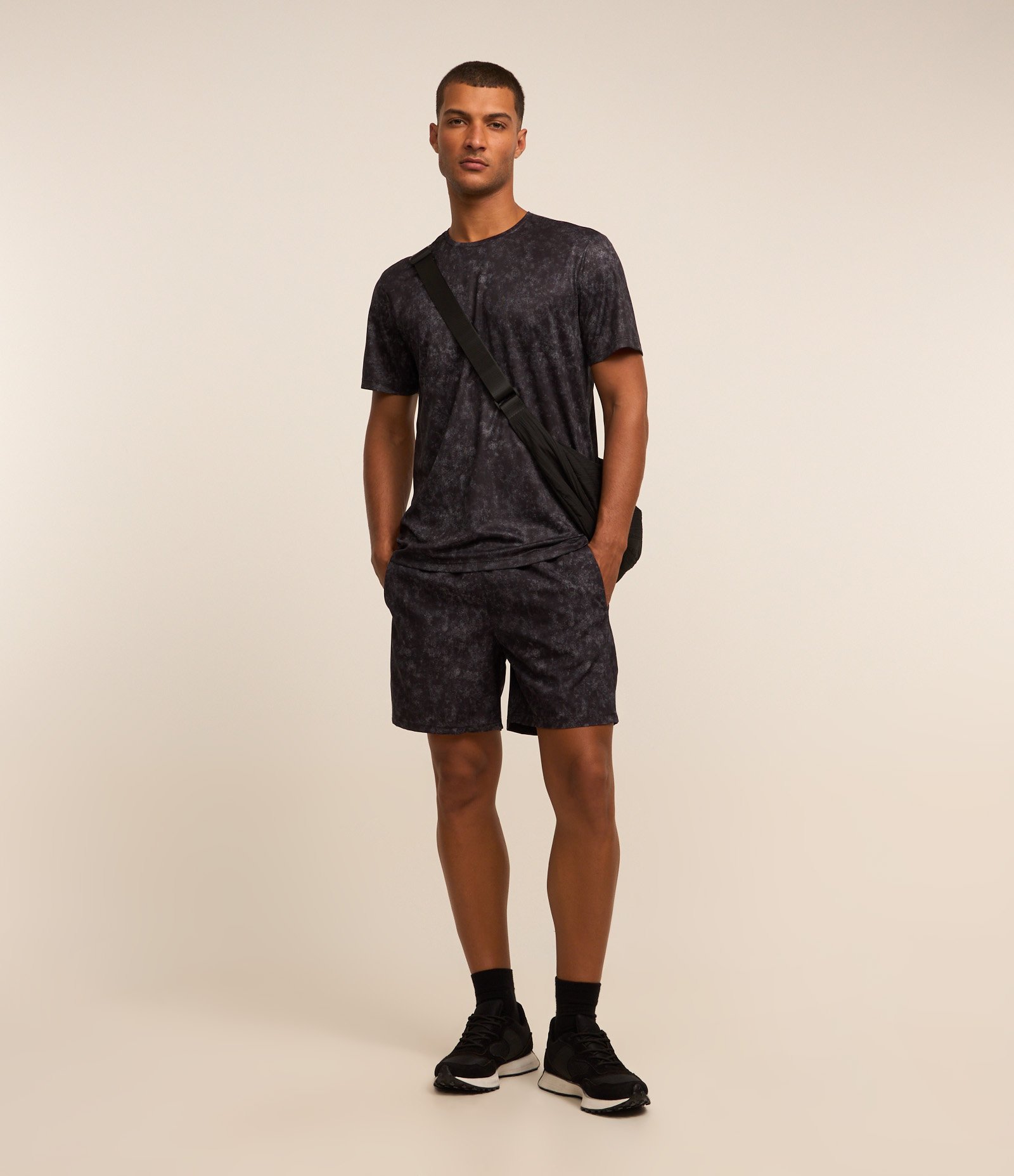 Bermuda Esportiva com Cós Elástico e Estampada Marmorizada Cinza Escuro 1