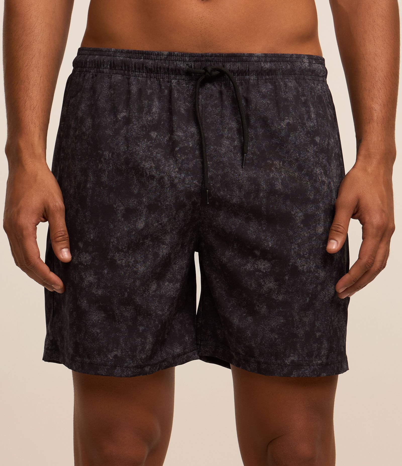 Bermuda Esportiva com Cós Elástico e Estampada Marmorizada Cinza Escuro 2