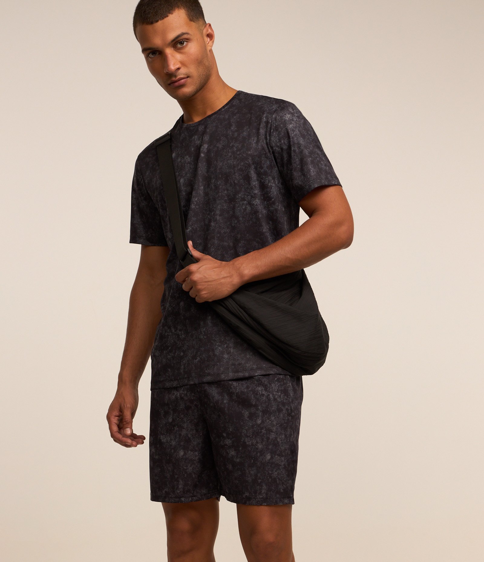 Bermuda Esportiva com Cós Elástico e Estampada Marmorizada Cinza Escuro 3