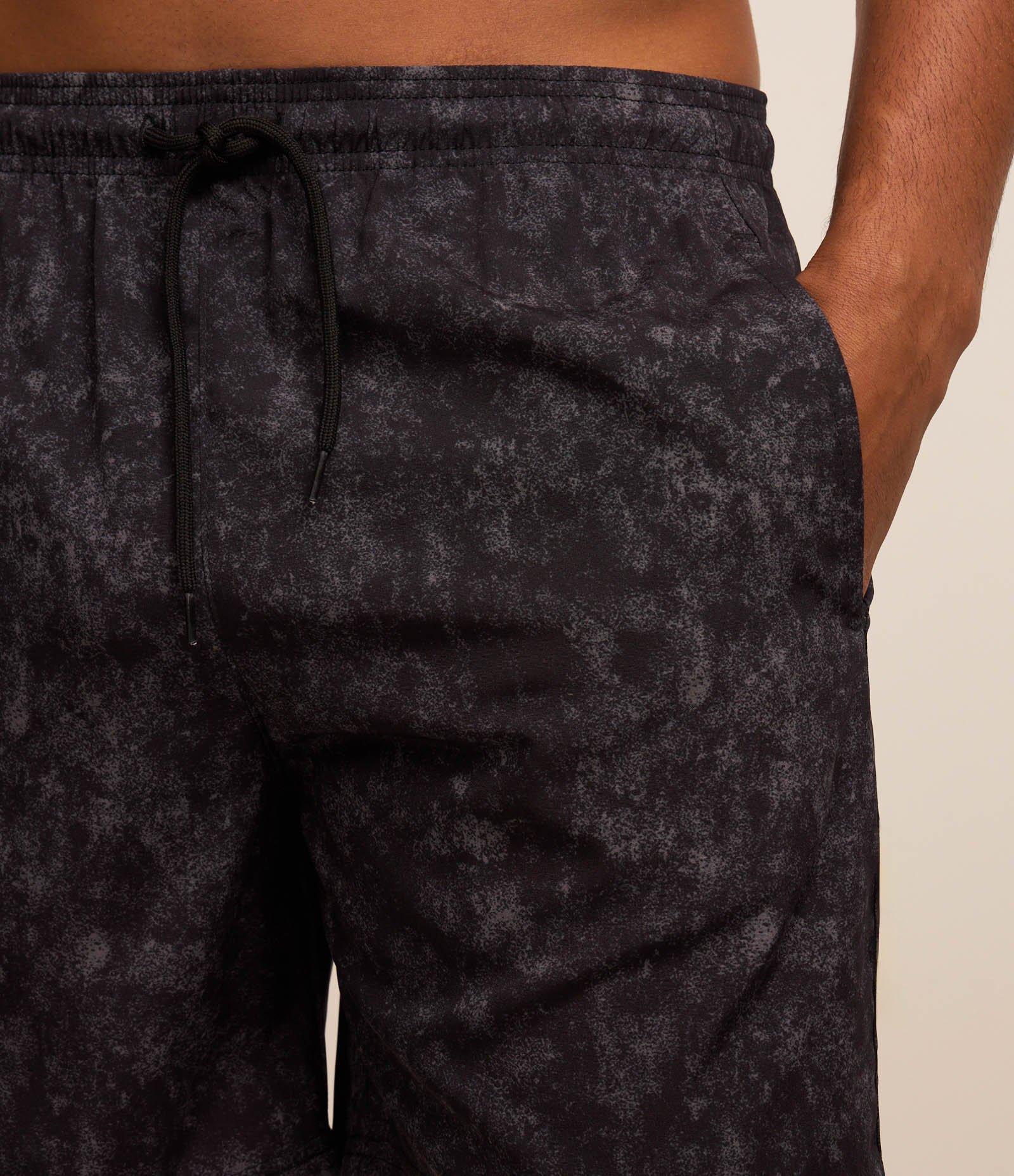 Bermuda Esportiva com Cós Elástico e Estampada Marmorizada Cinza Escuro 4