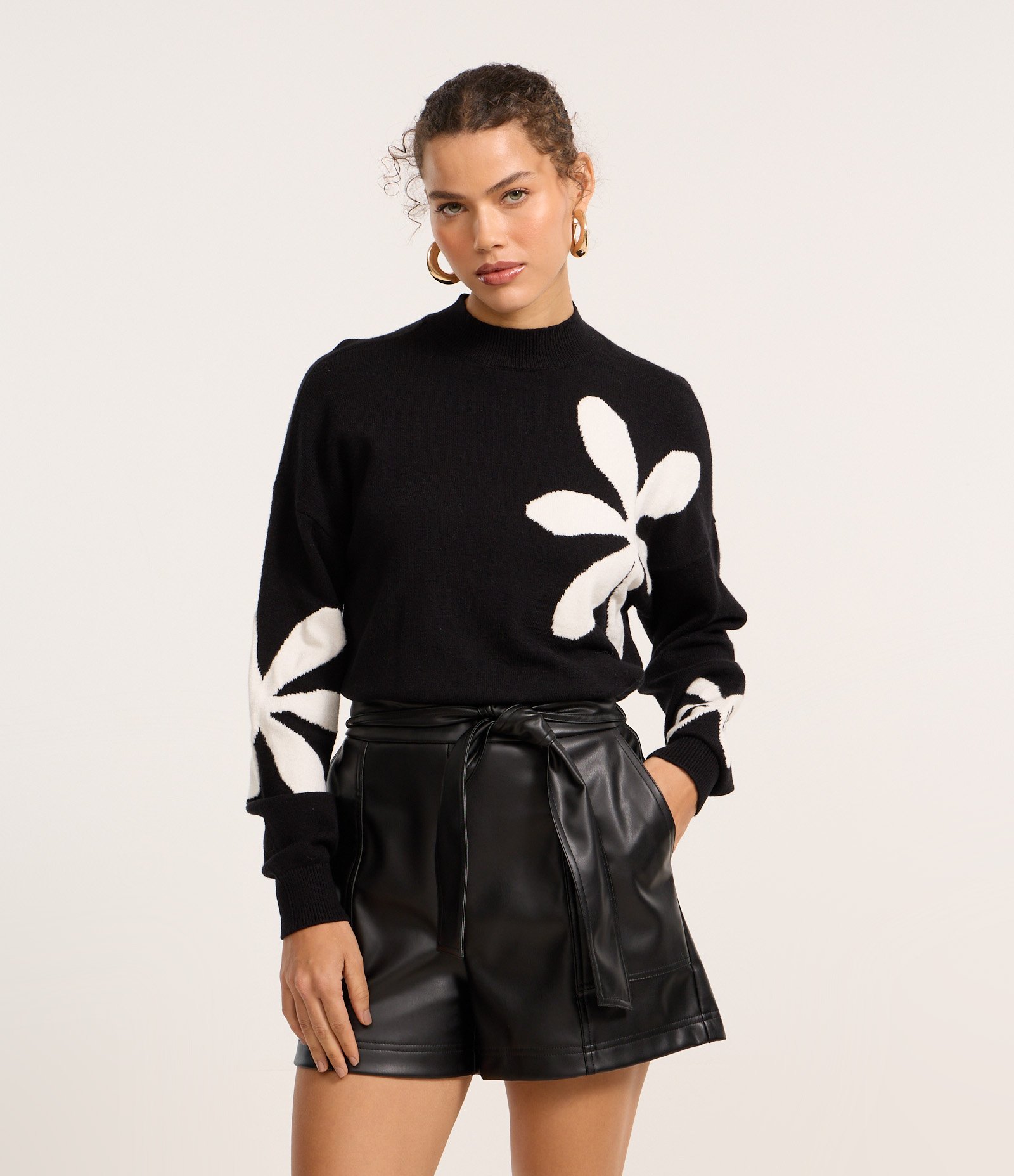 Suéter Regular em Tricô Pesado com Flores Preto/Branco 1