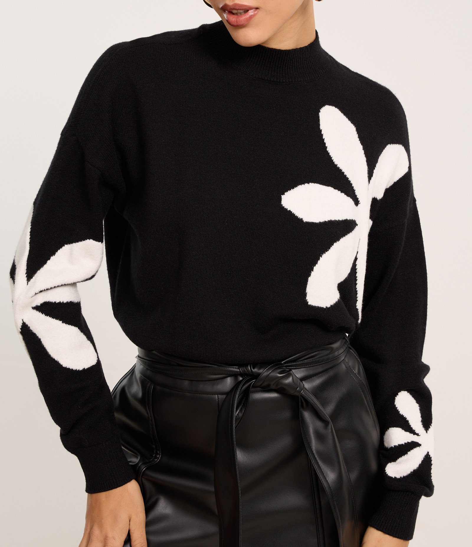 Suéter Regular em Tricô Pesado com Flores Preto/Branco 3