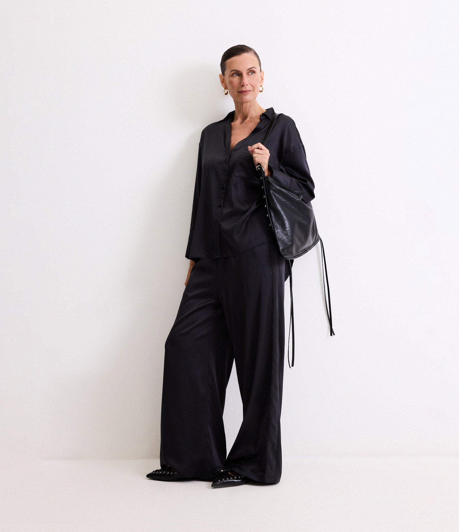 Calça Wide Leg Acetinada com Caimento Leve Preto 1