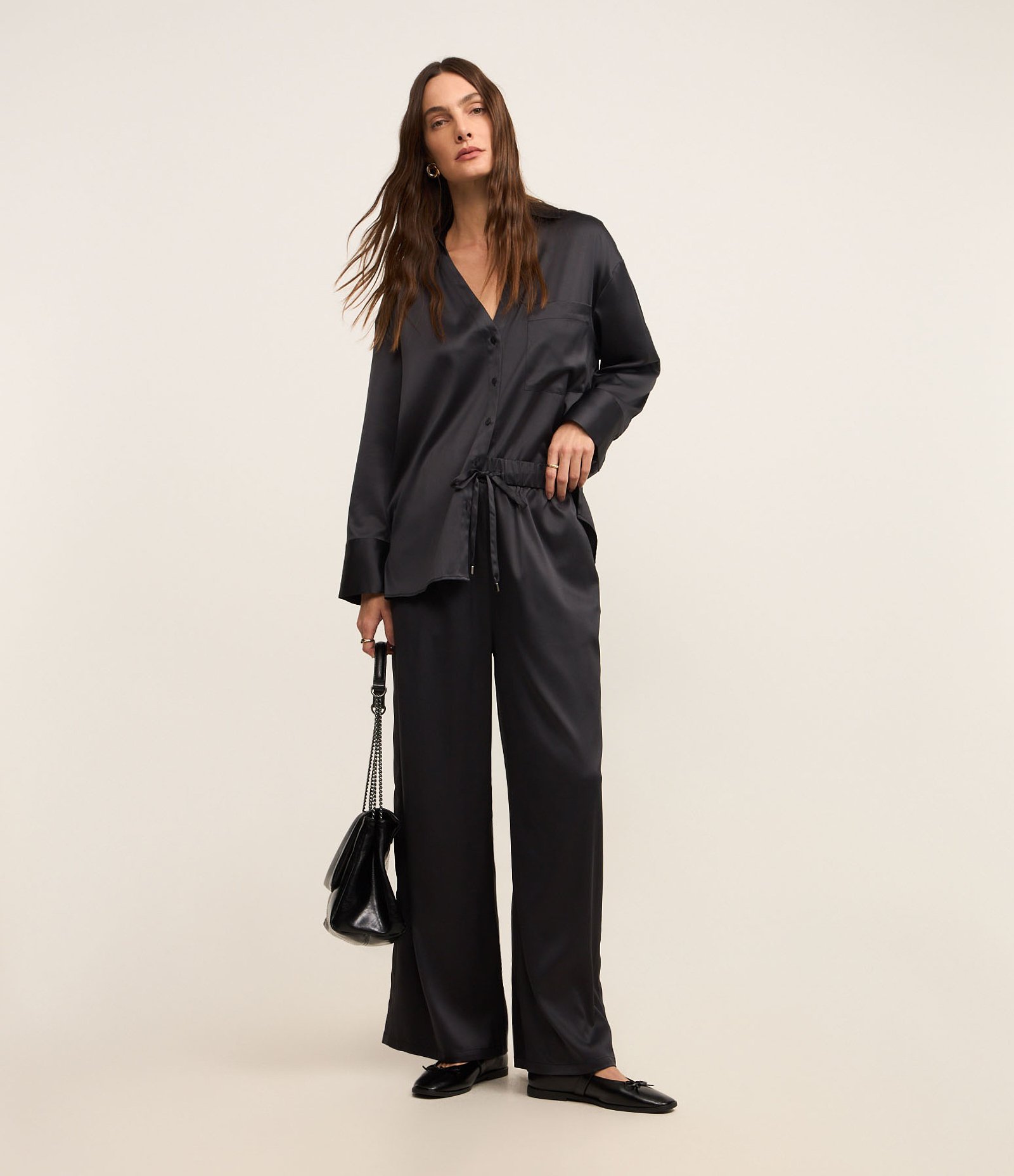 Calça Wide Leg Acetinada com Caimento Leve Preto 2