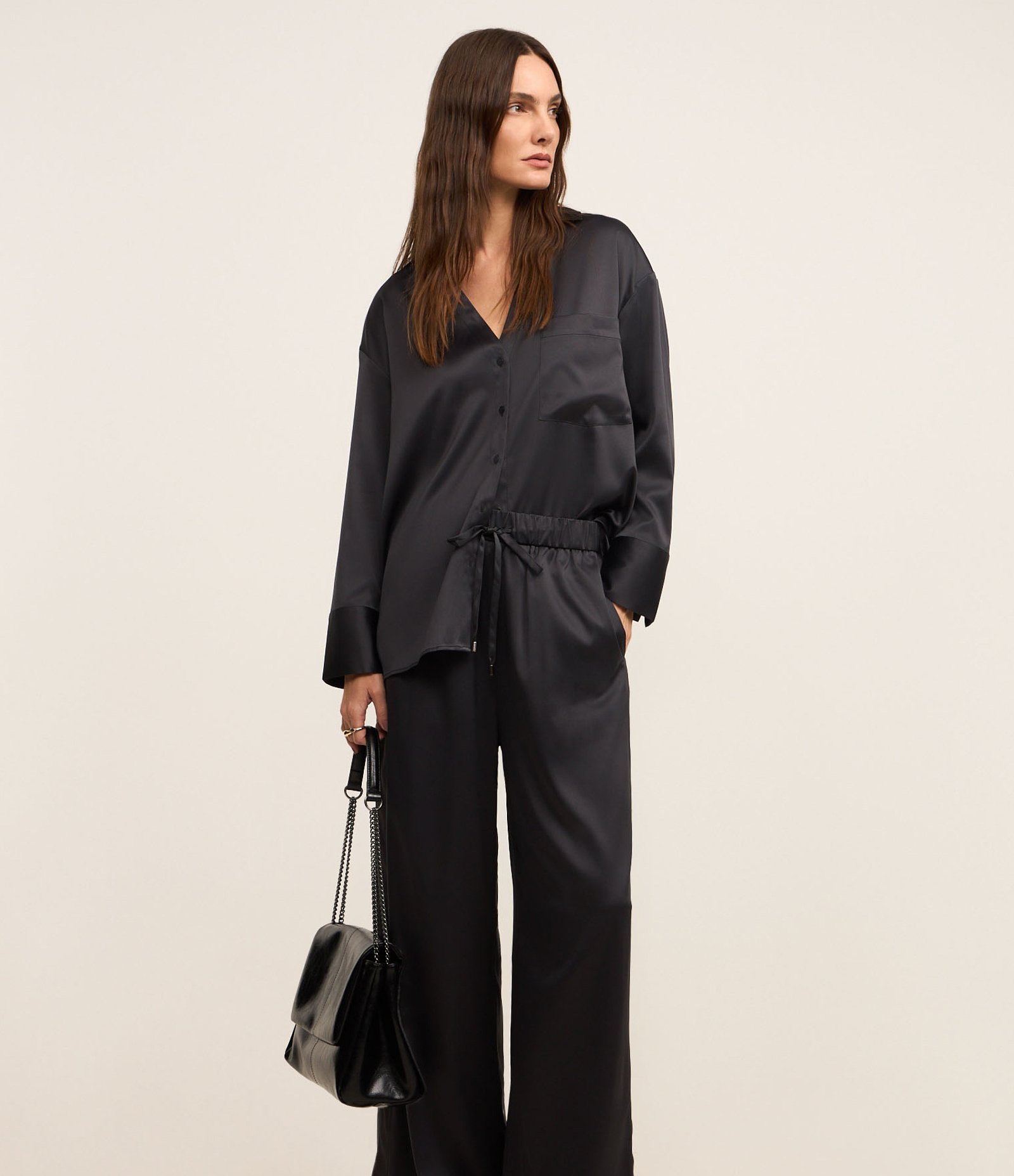 Calça Wide Leg Acetinada com Caimento Leve Preto 3