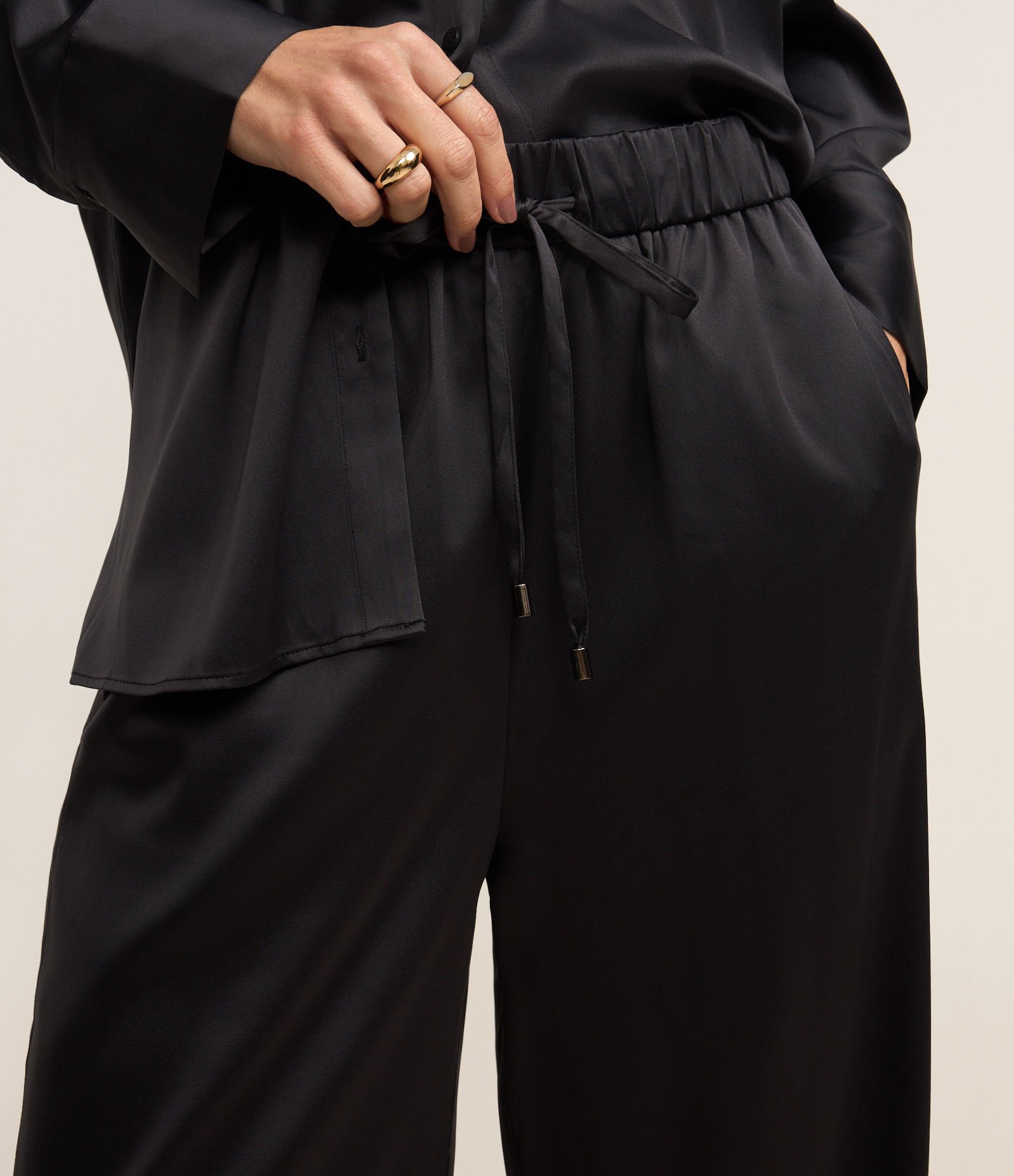 Calça Wide Leg Acetinada com Caimento Leve Preto 5