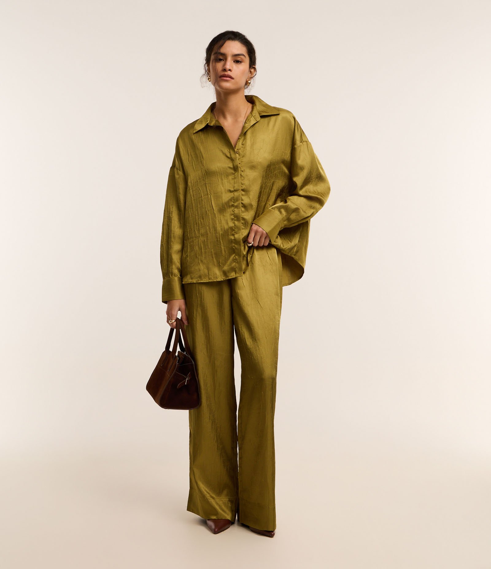 Calça Reta Acetinada com Tecido Texturizado e Cós Elástico Verde 2