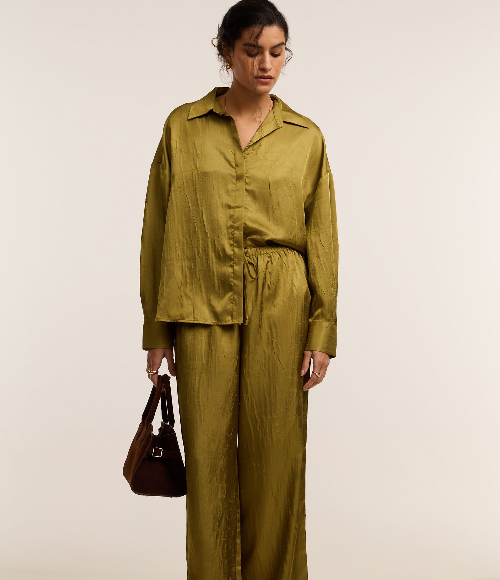 Calça Reta Acetinada com Tecido Texturizado e Cós Elástico Verde 3