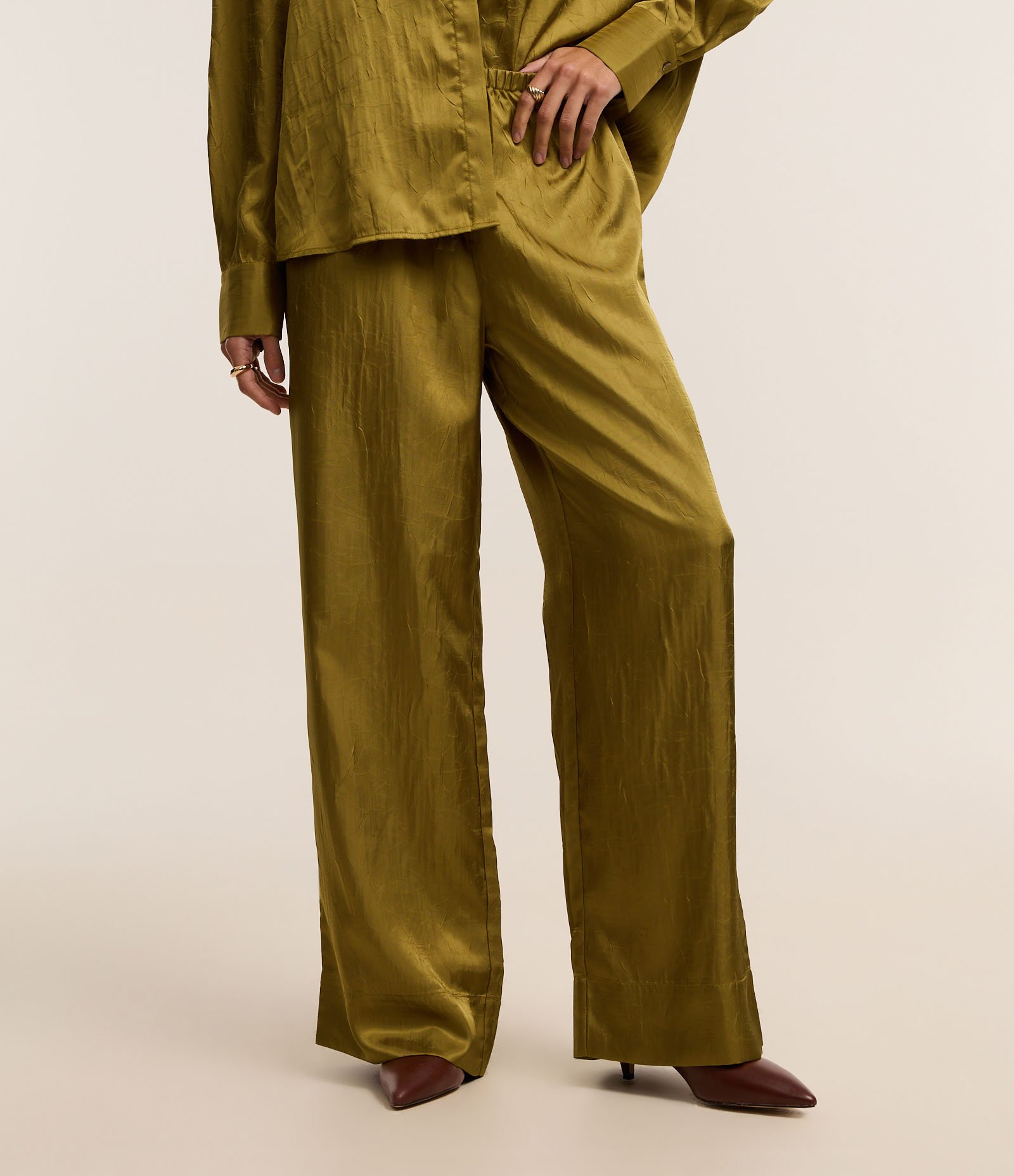 Calça Reta Acetinada com Tecido Texturizado e Cós Elástico Verde 4