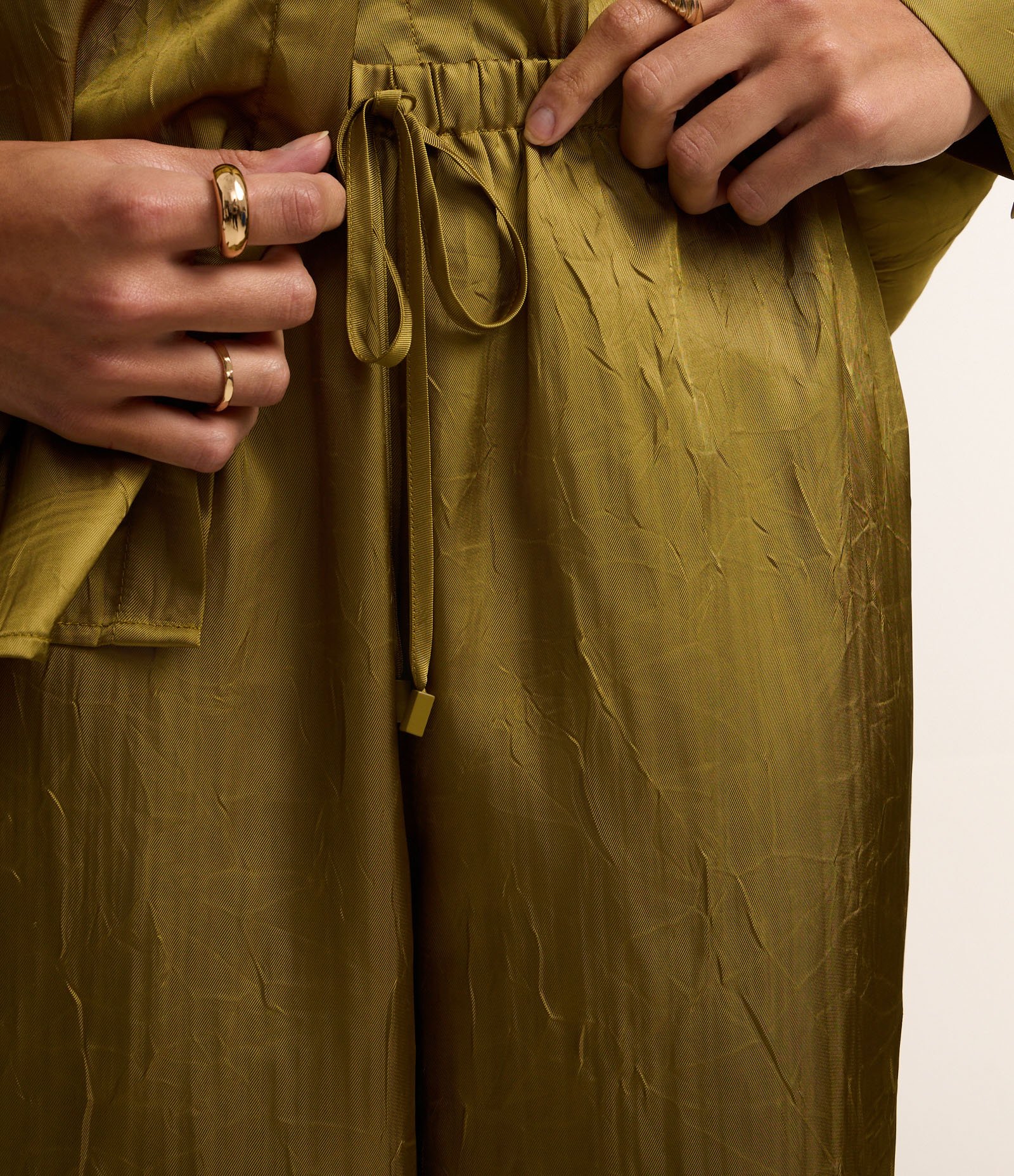 Calça Reta Acetinada com Tecido Texturizado e Cós Elástico Verde 5