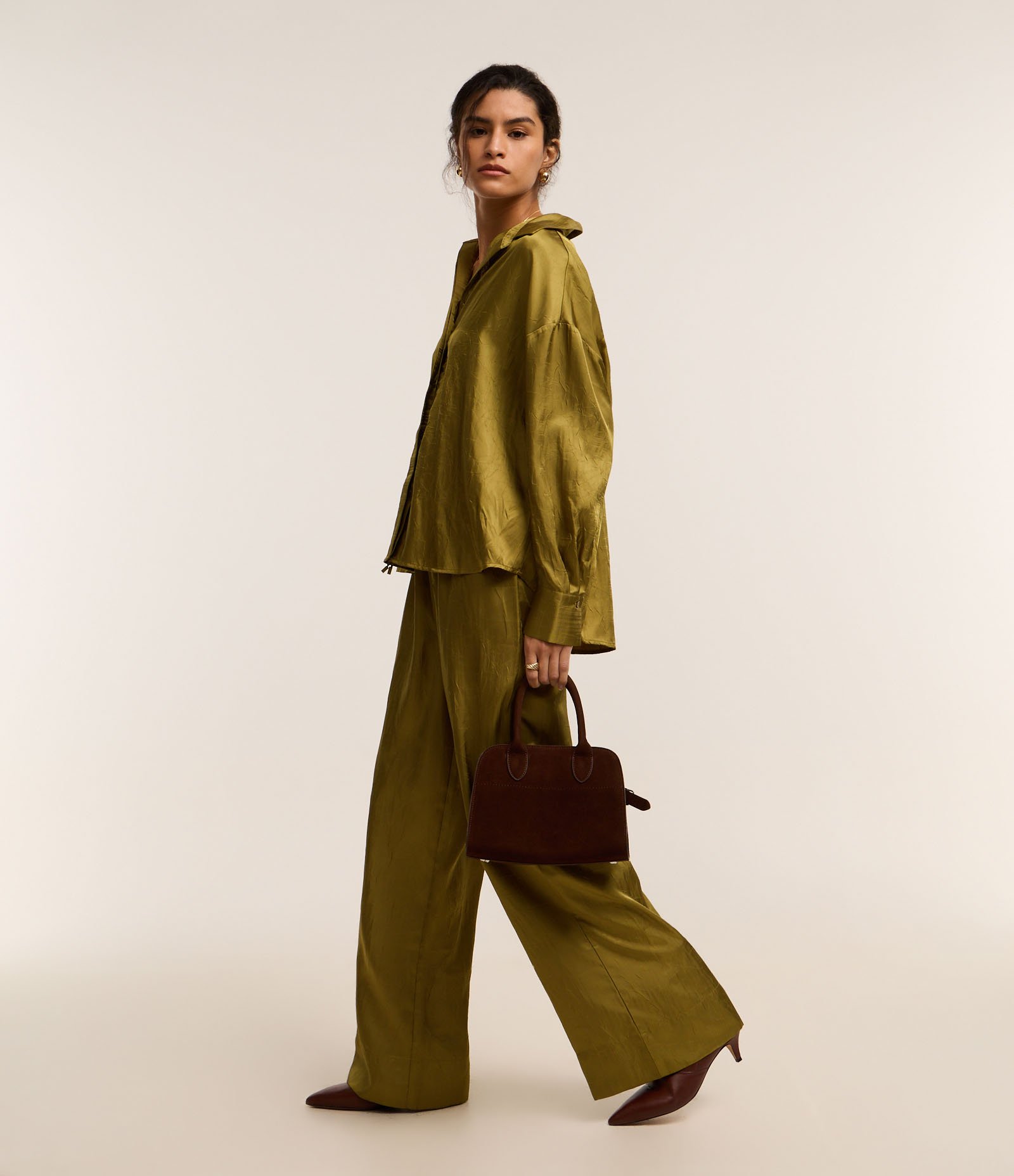 Calça Reta Acetinada com Tecido Texturizado e Cós Elástico Verde 6