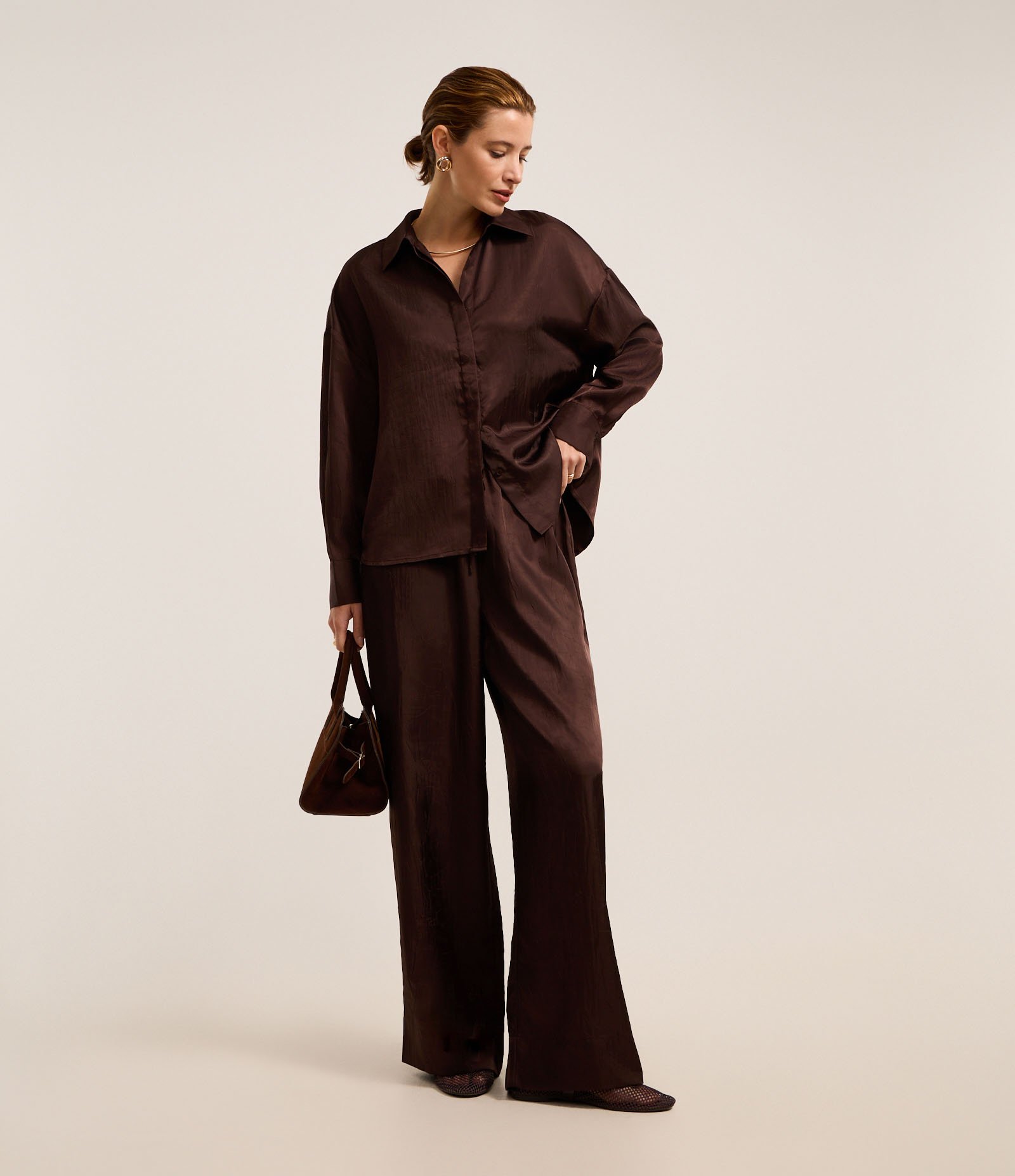 Calça Reta Acetinada com Tecido Texturizado e Cós Elástico 1