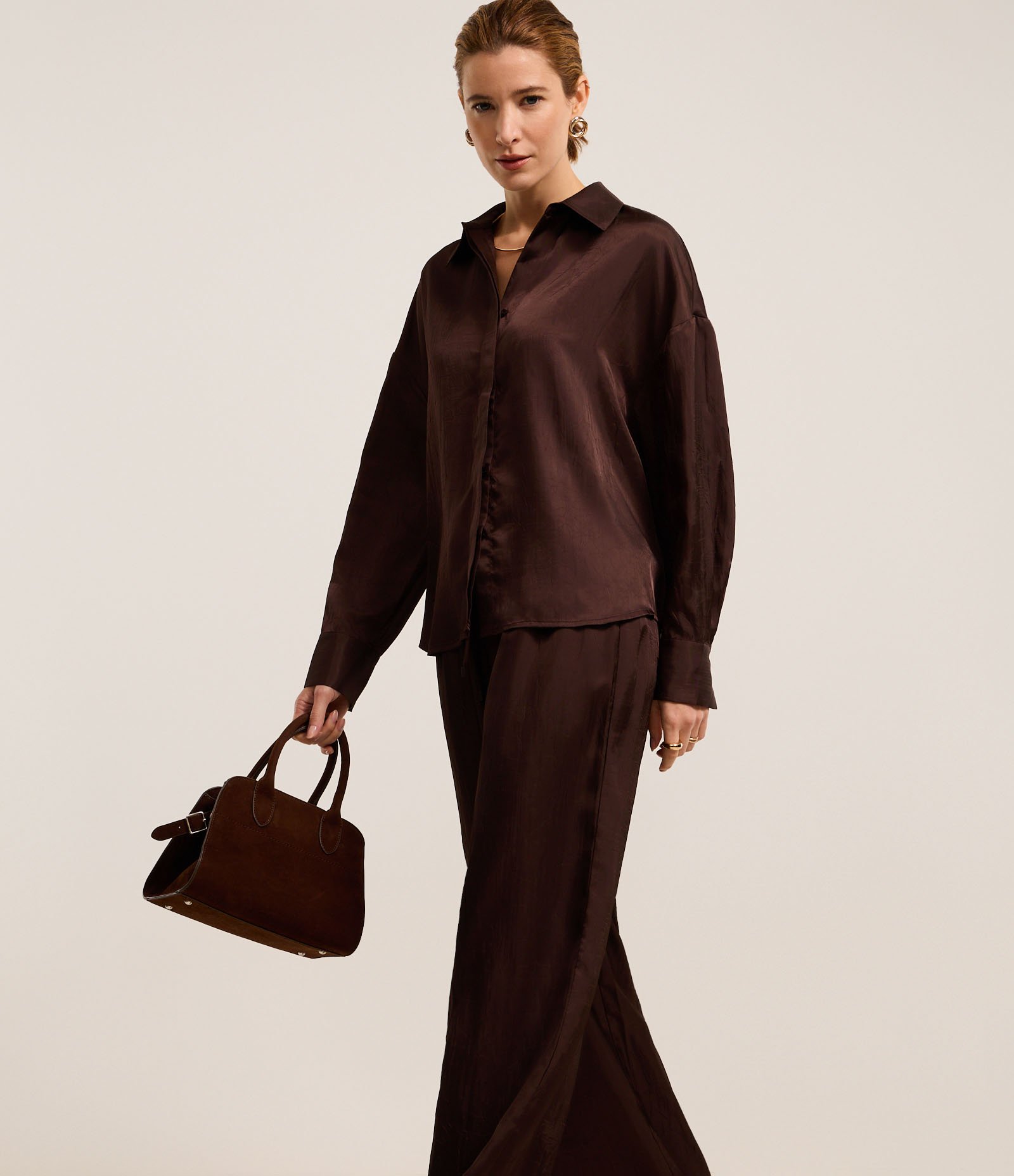 Calça Reta Acetinada com Tecido Texturizado e Cós Elástico 2