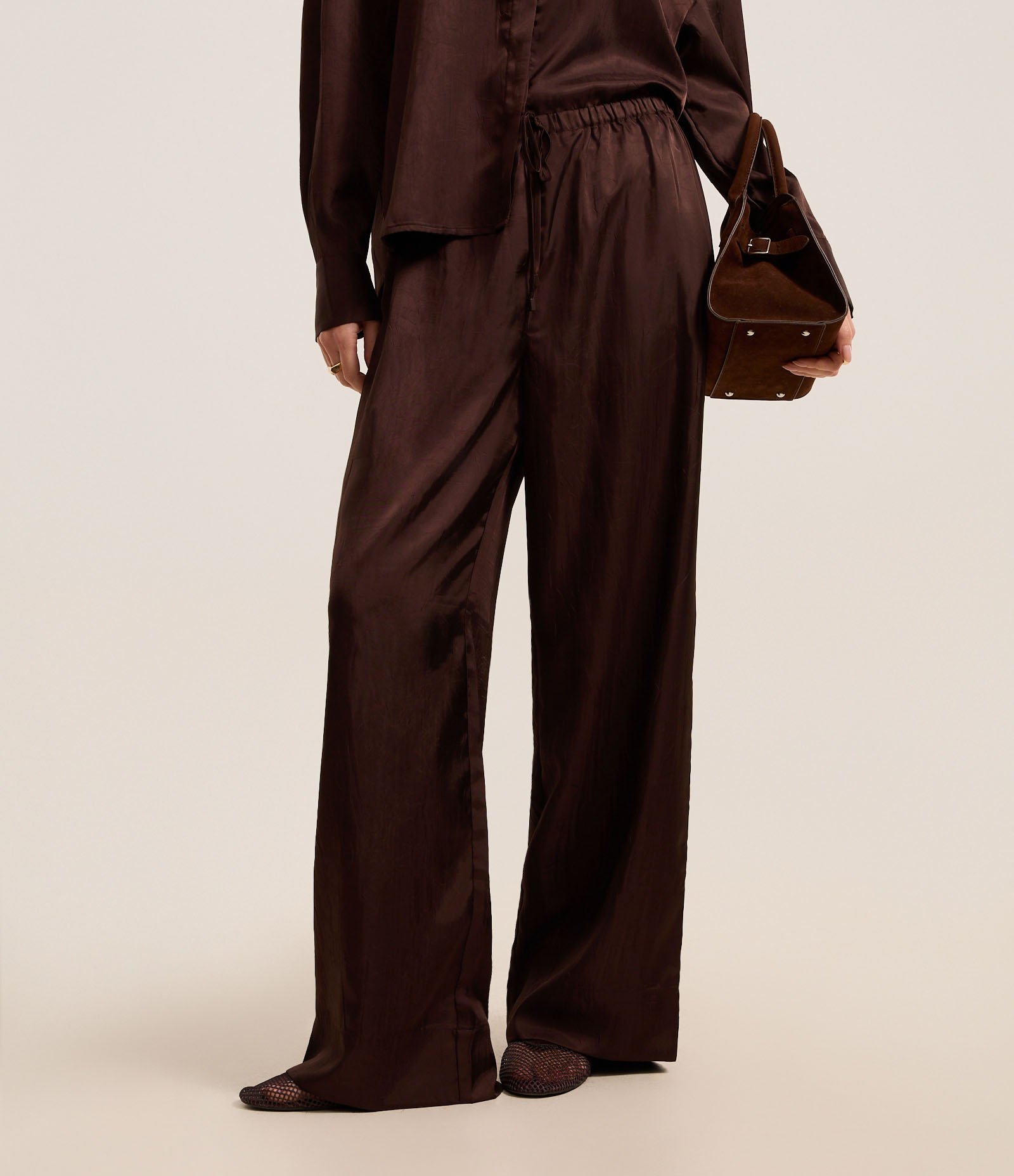 Calça Reta Acetinada com Tecido Texturizado e Cós Elástico 3