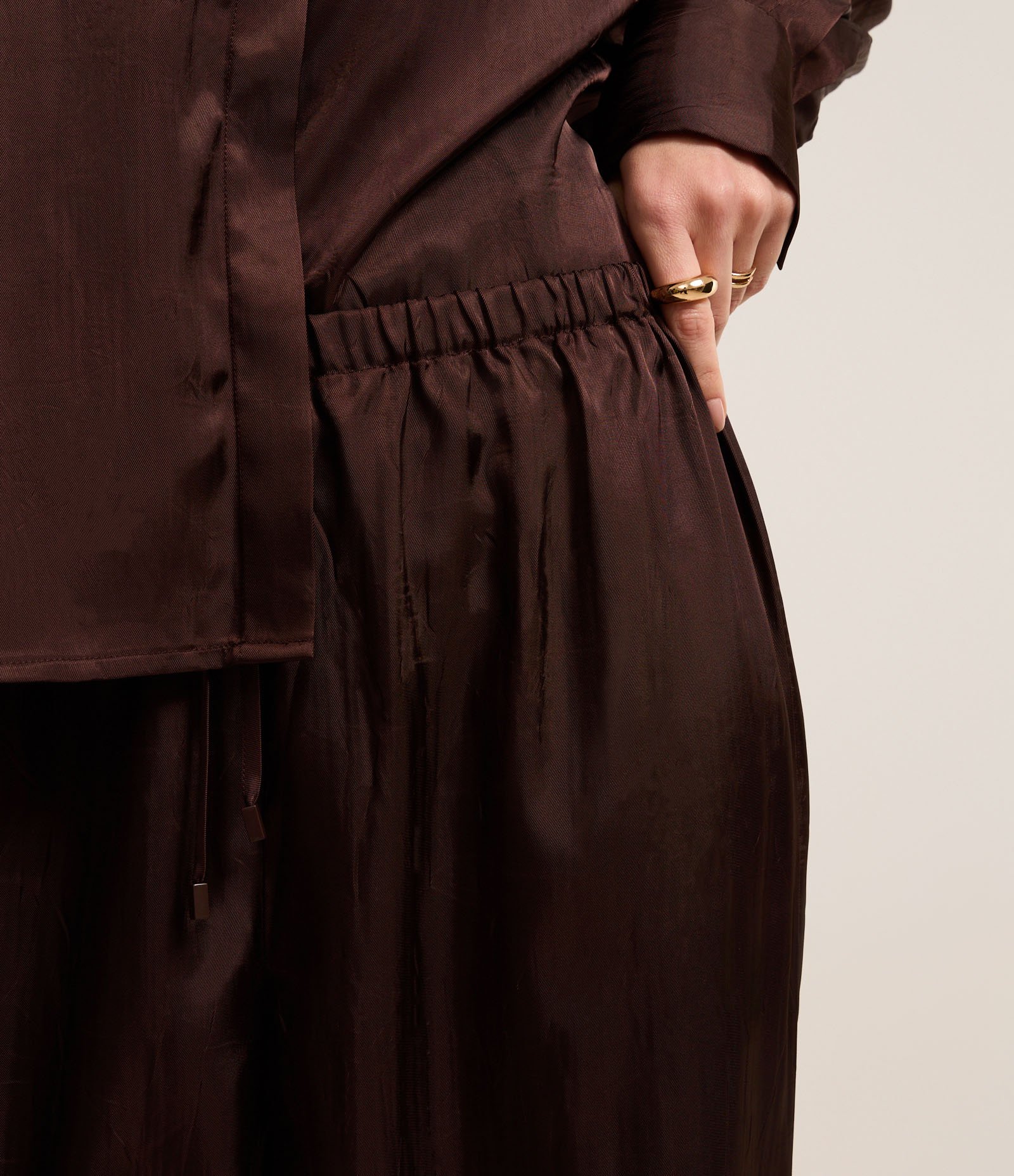 Calça Reta Acetinada com Tecido Texturizado e Cós Elástico 4