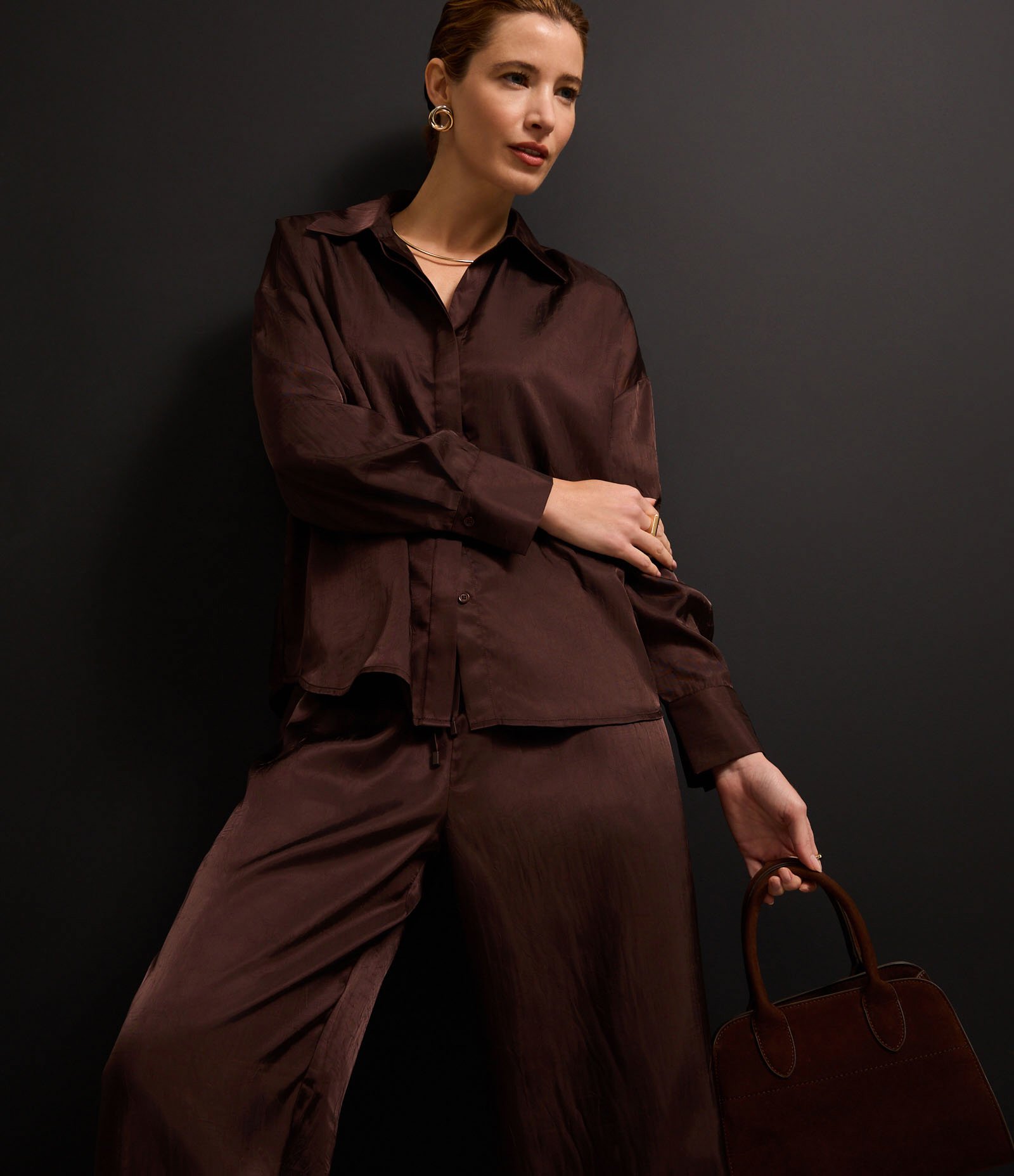 Calça Reta Acetinada com Tecido Texturizado e Cós Elástico 6