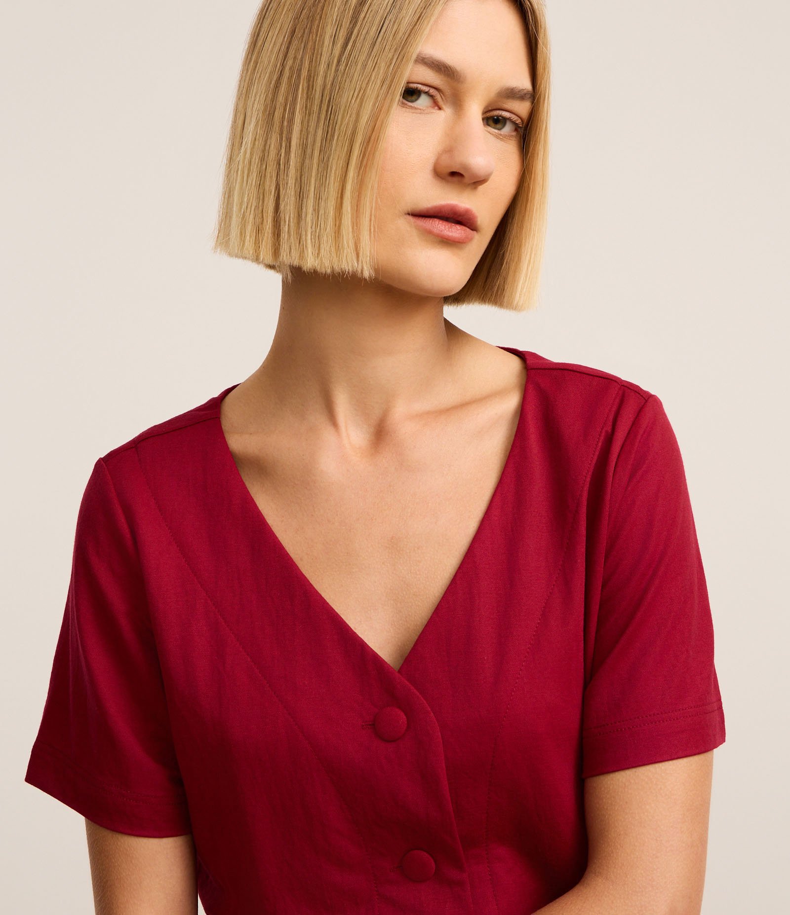 Blusa em Piquet com Decote V e Botões Forrados Vermelho 3