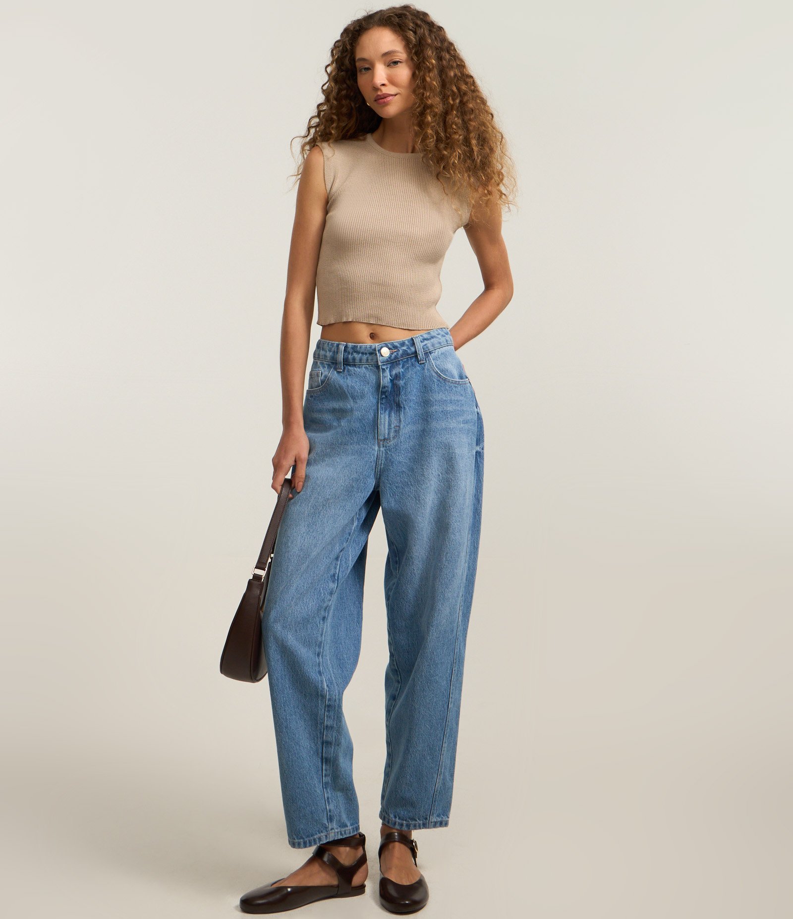 Blusa Curta e Canelada em Tricô com Ombro Alongado Bege 2