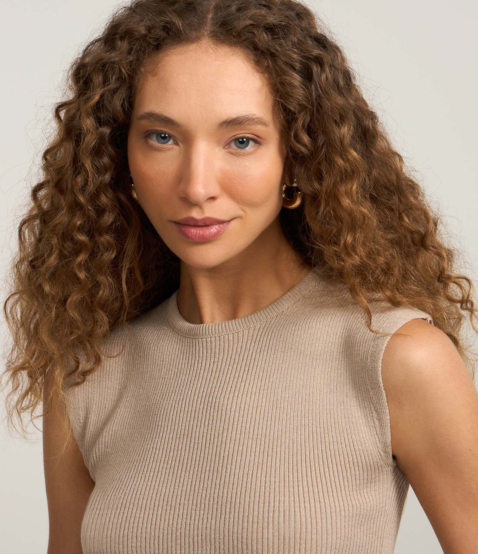 Blusa Curta e Canelada em Tricô com Ombro Alongado Bege 3