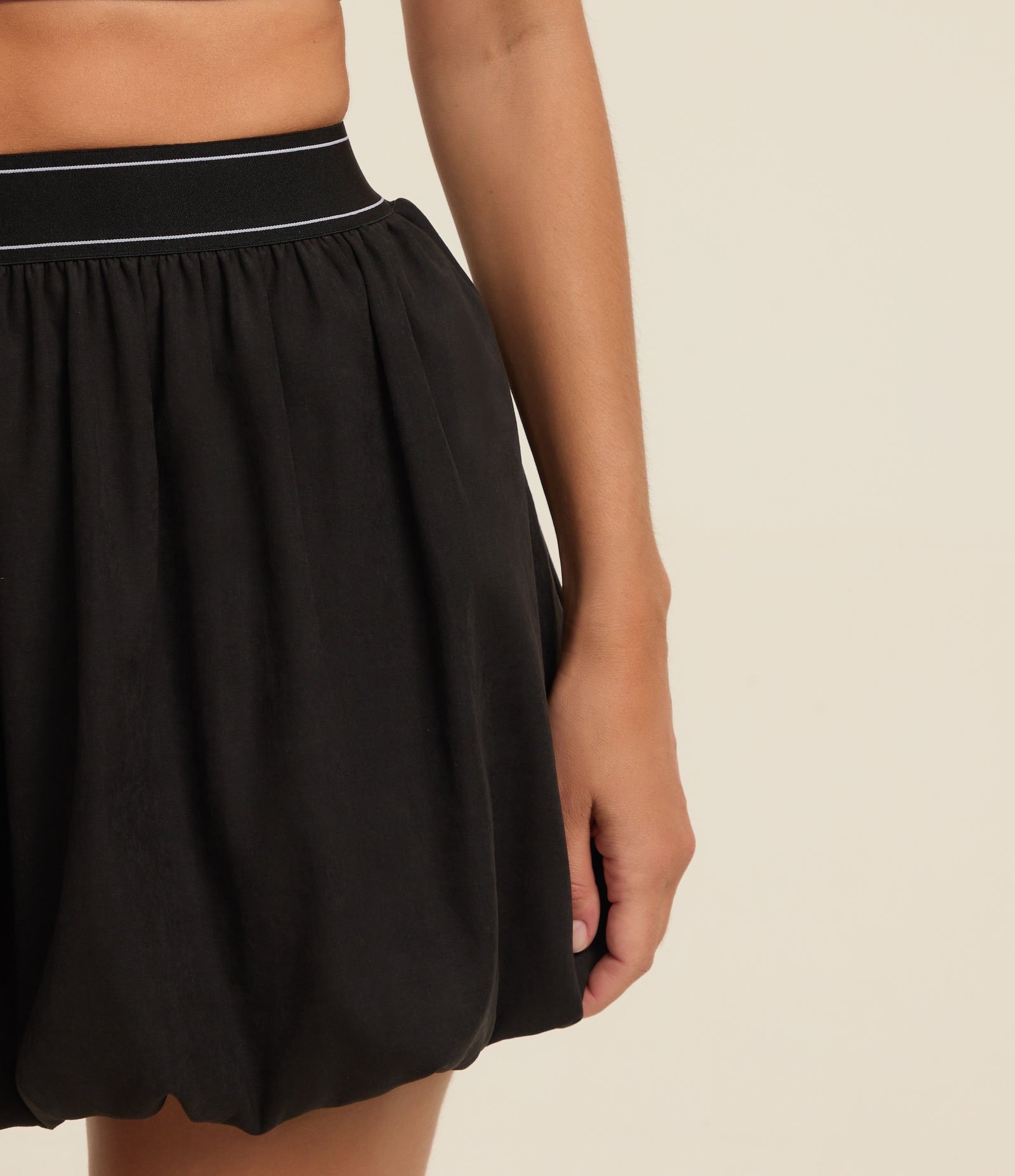 Saia Esportiva Balonê em Microfibra com Listras no Cós Preto 4