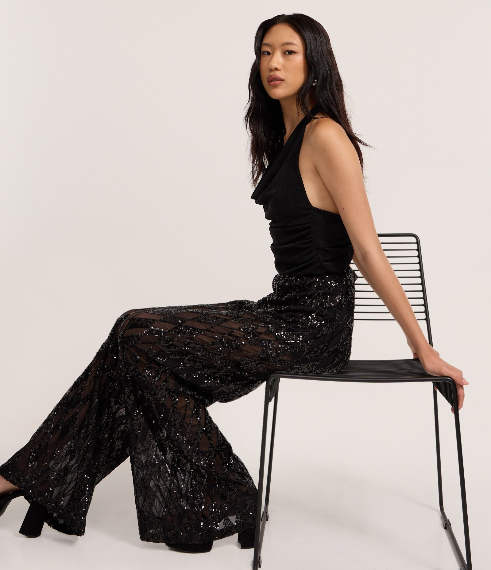 Calça Pantalona em Paetê Metalizado Geométrico e Forro Shortinho Preto 5