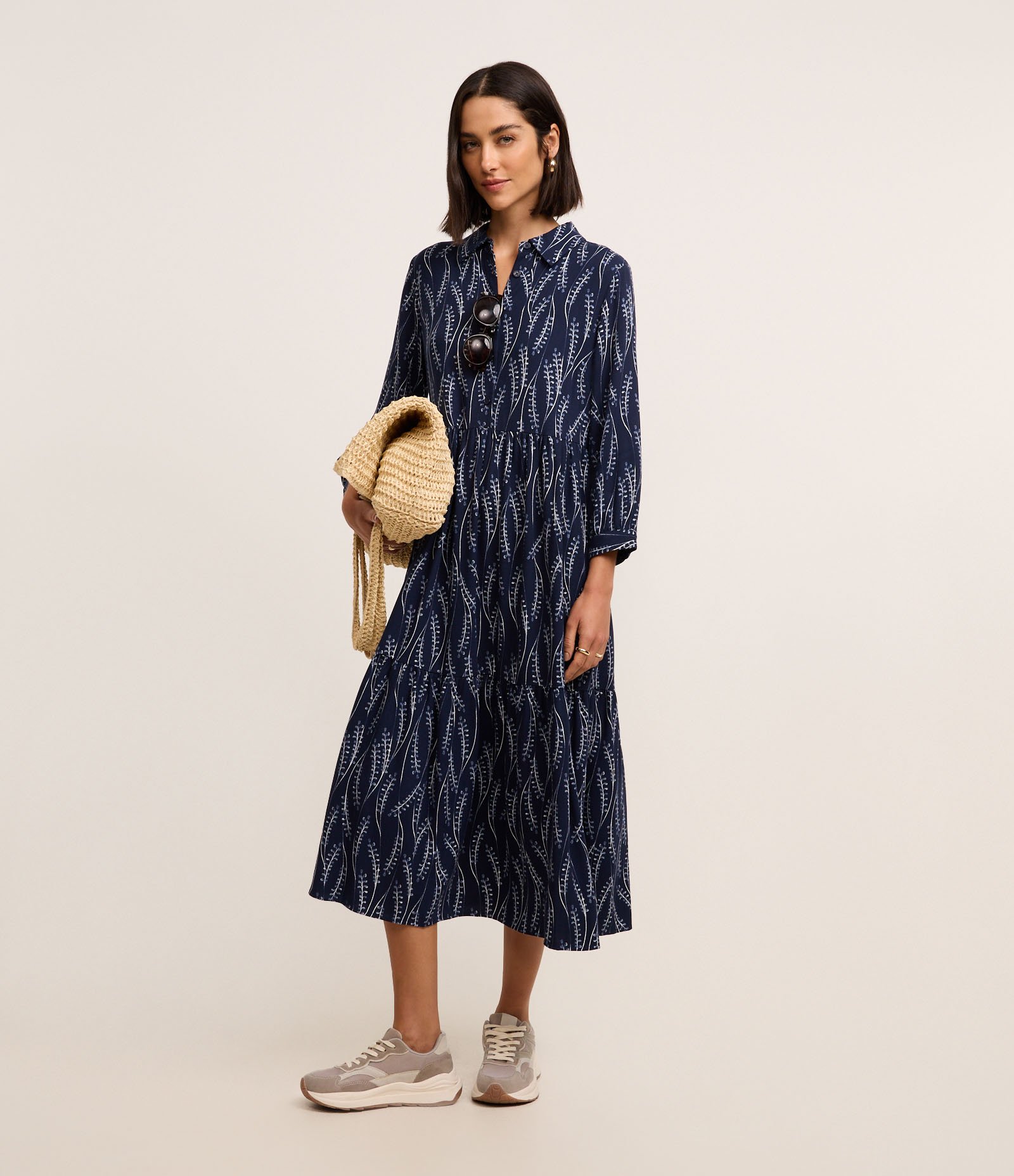 Vestido Chemise em Viscose com Estampa Ramos de Folhagem Azul 2