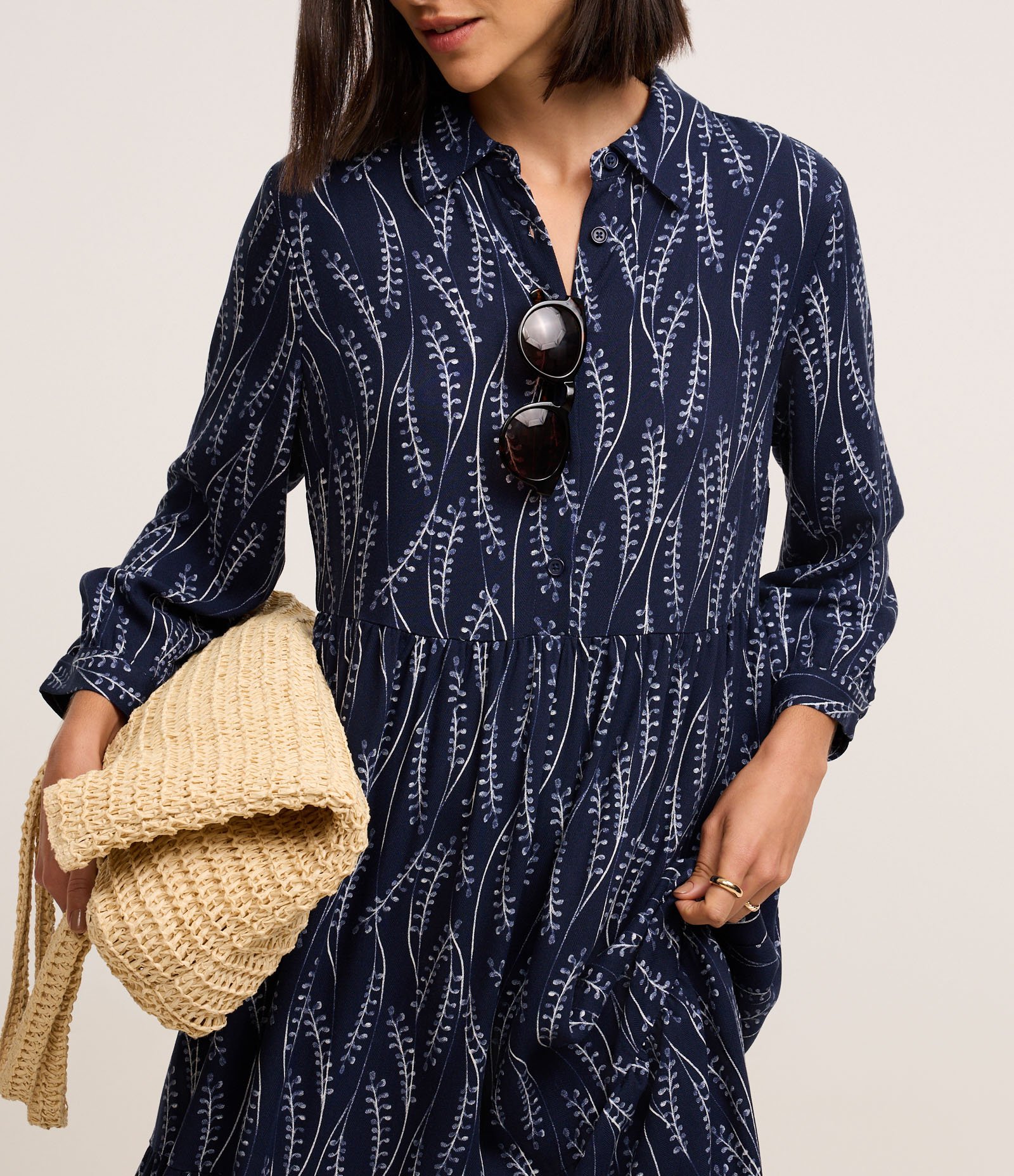 Vestido Chemise em Viscose com Estampa Ramos de Folhagem Azul 4