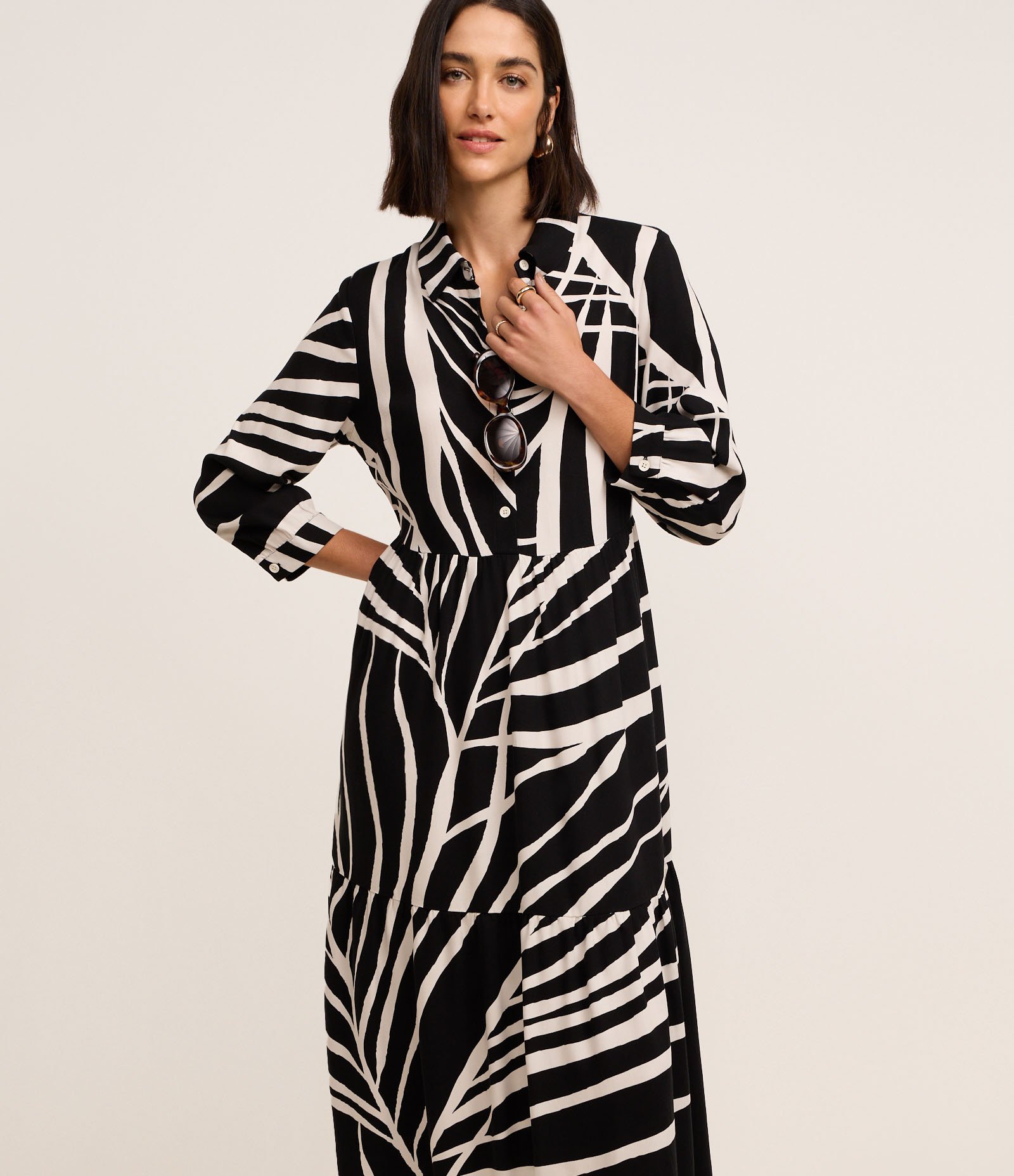 Vestido Chemise em Viscose com Estampa Abstrata Preto 2