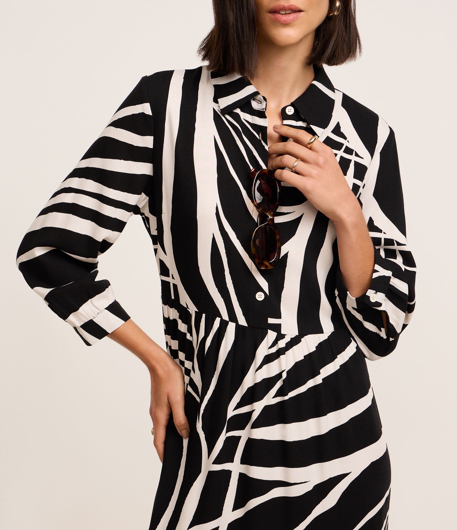 Vestido Chemise em Viscose com Estampa Abstrata Preto 4