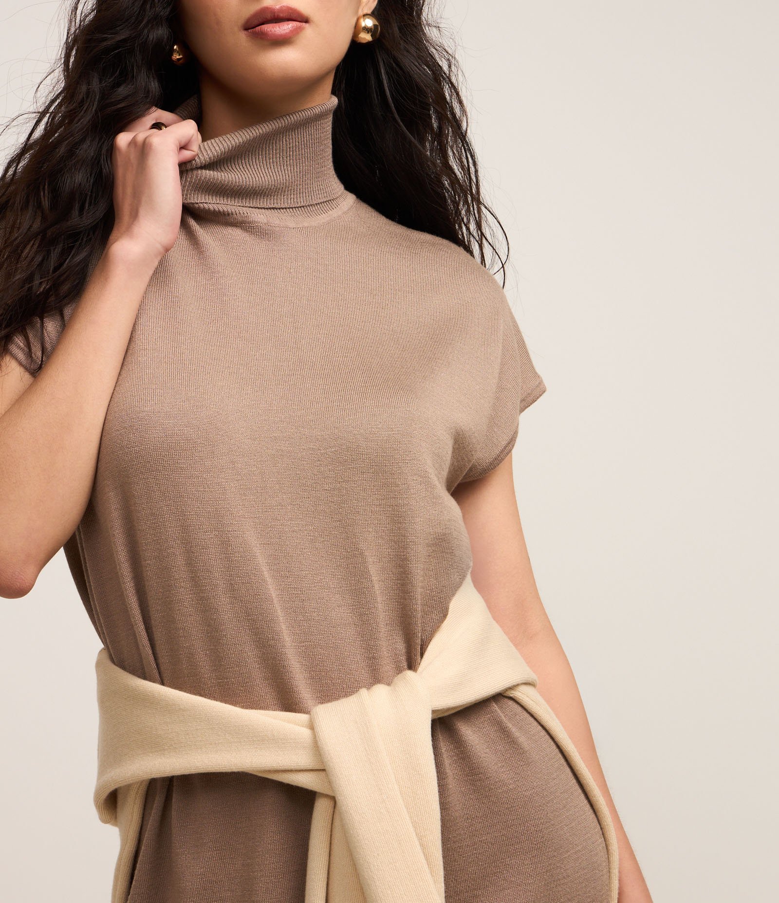 Vestido Midi em Tricô com Gola Alta e Manga Curta Sem Cava Cinza 3