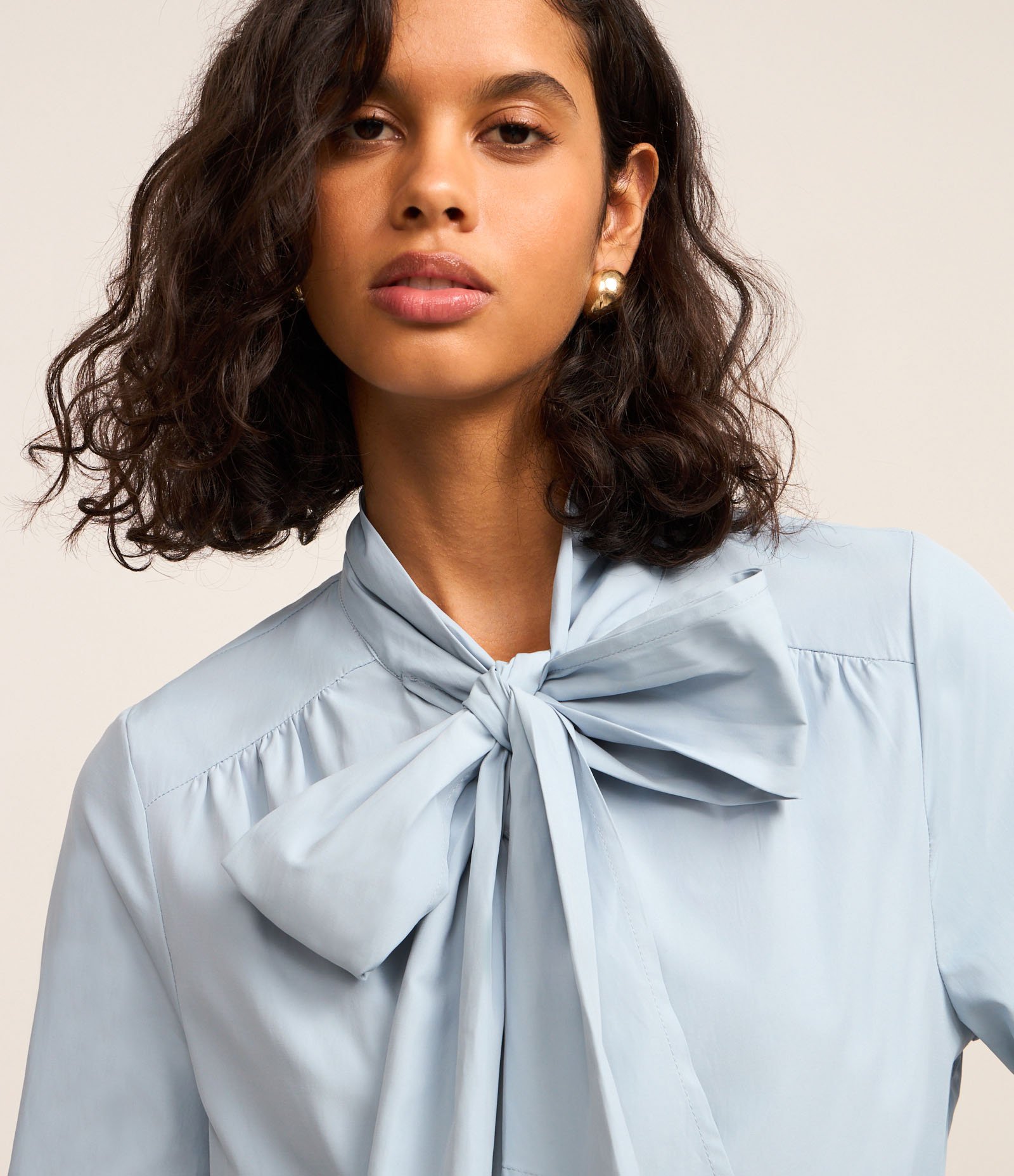 Camisa em Tricoline com Gola Laço e Punho Largo Azul 4