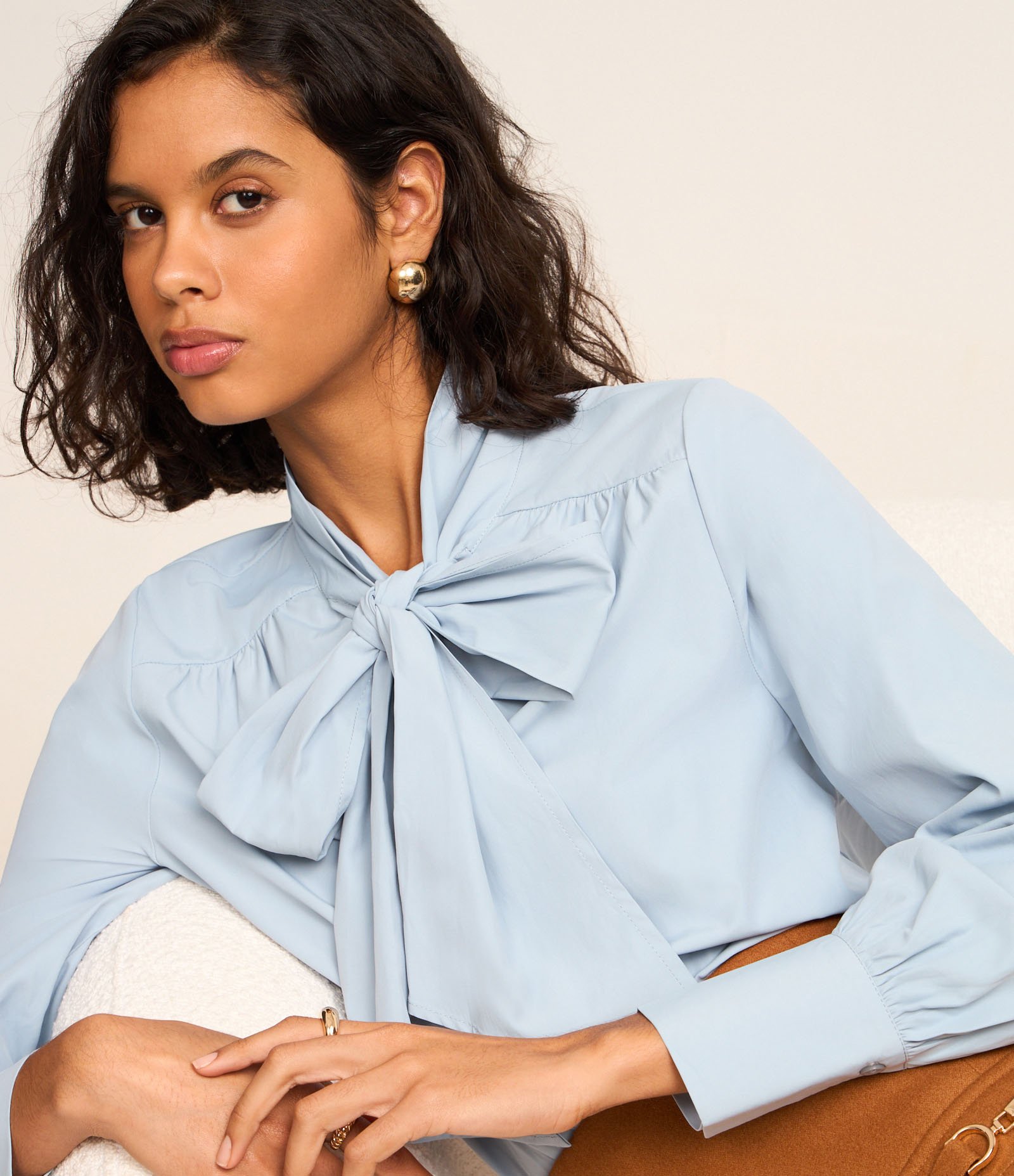 Camisa em Tricoline com Gola Laço e Punho Largo Azul 5