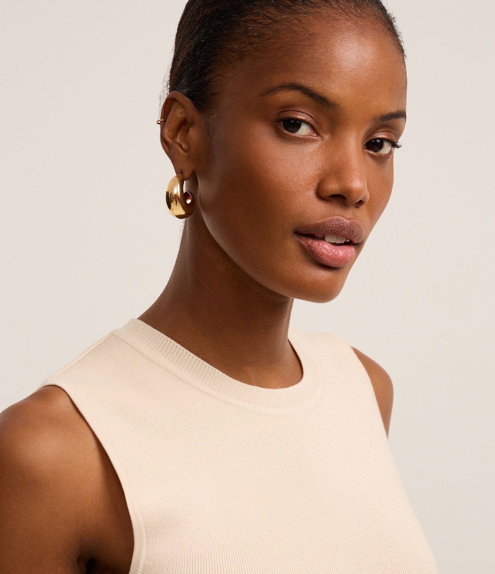 Blusa Sem Manga em Tricô Canelado com Gola Redonda Bege 4