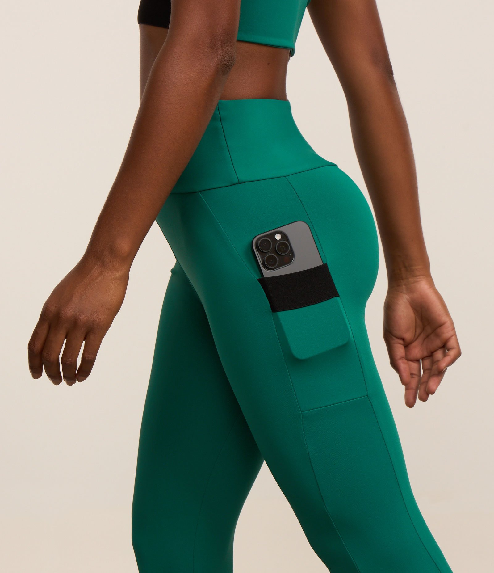 Calça Legging Esportiva em Microfibra com Bolso Verde 4