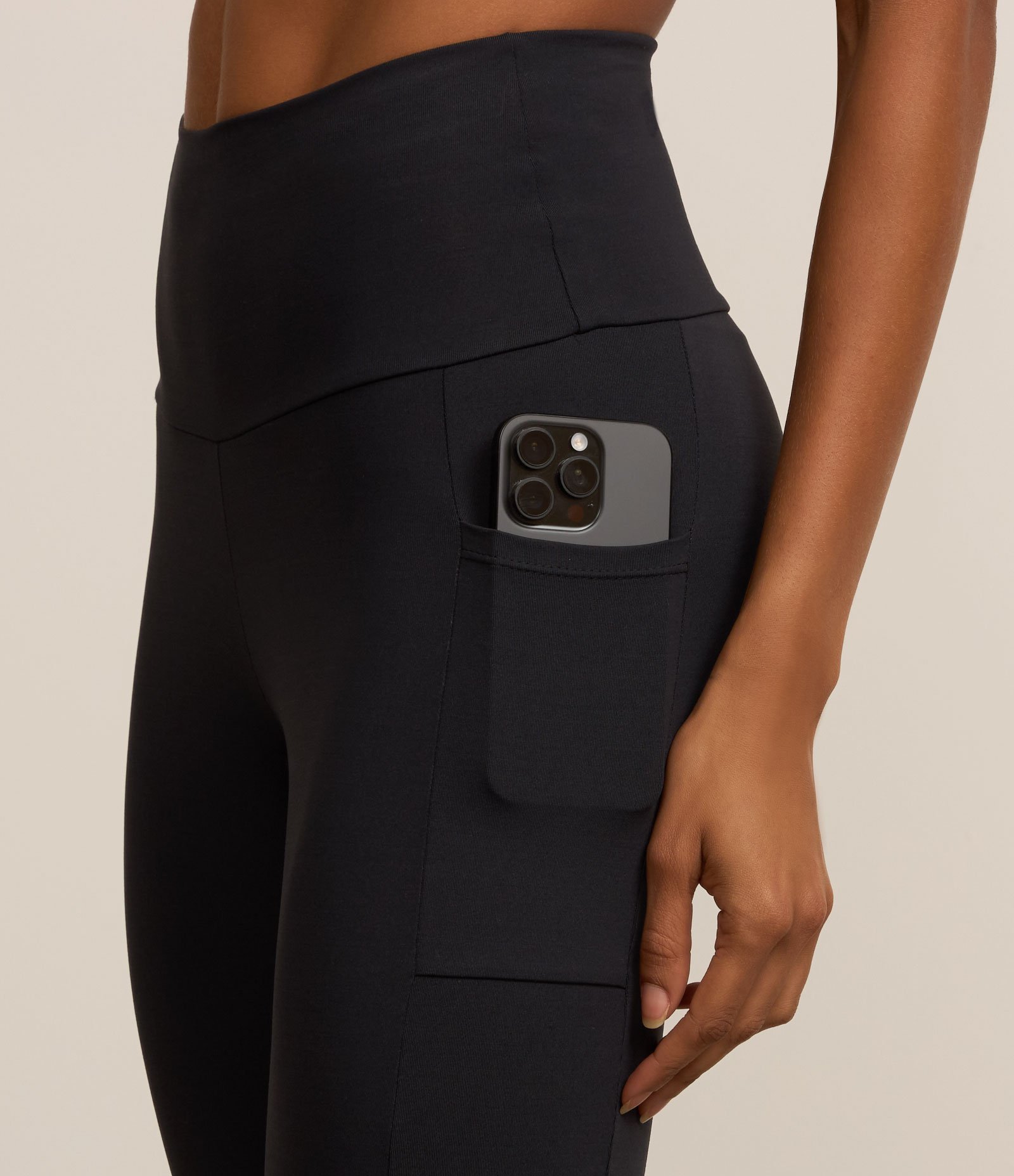 Calça Legging em Microfibra com Frisos Preto 4