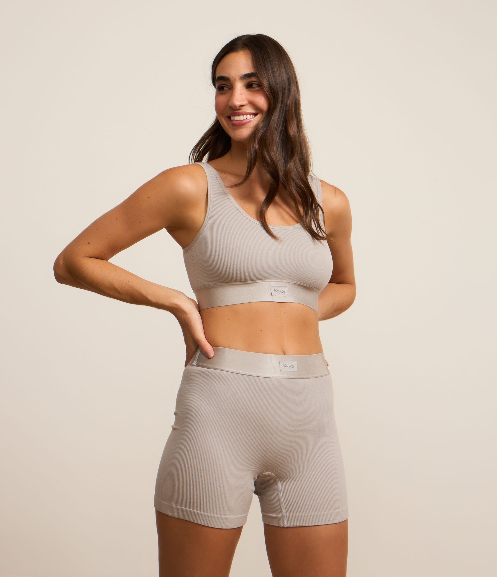 Bermuda Seamless Texturizada com Cós Elástico Cinza 1