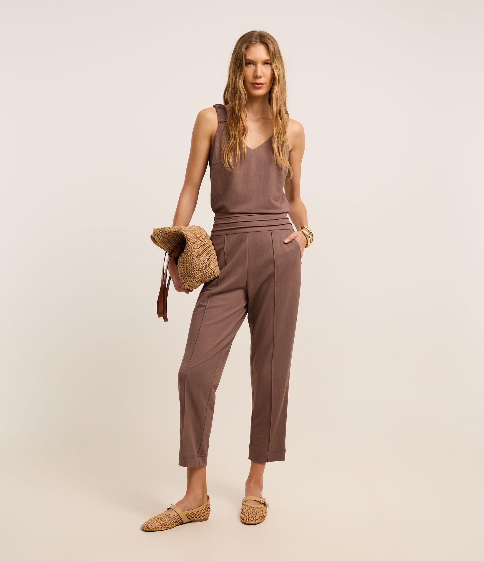 Blusa Texturizada em Piquê com Elástico na Alça Larga Marrom 2