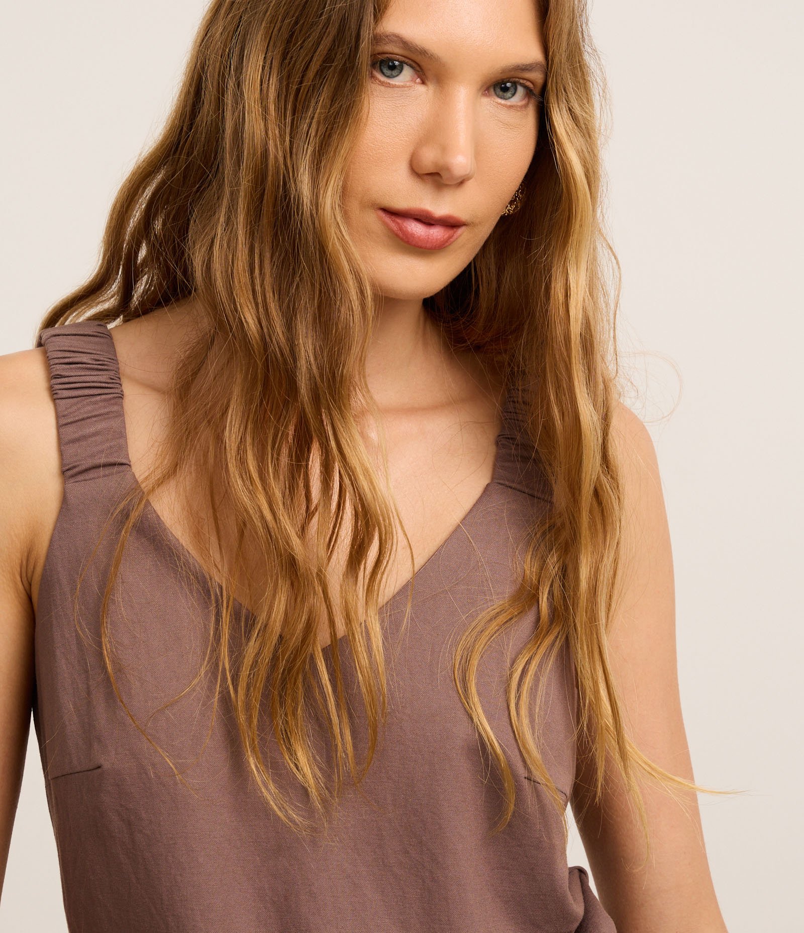 Blusa Texturizada em Piquê com Elástico na Alça Larga Marrom 3