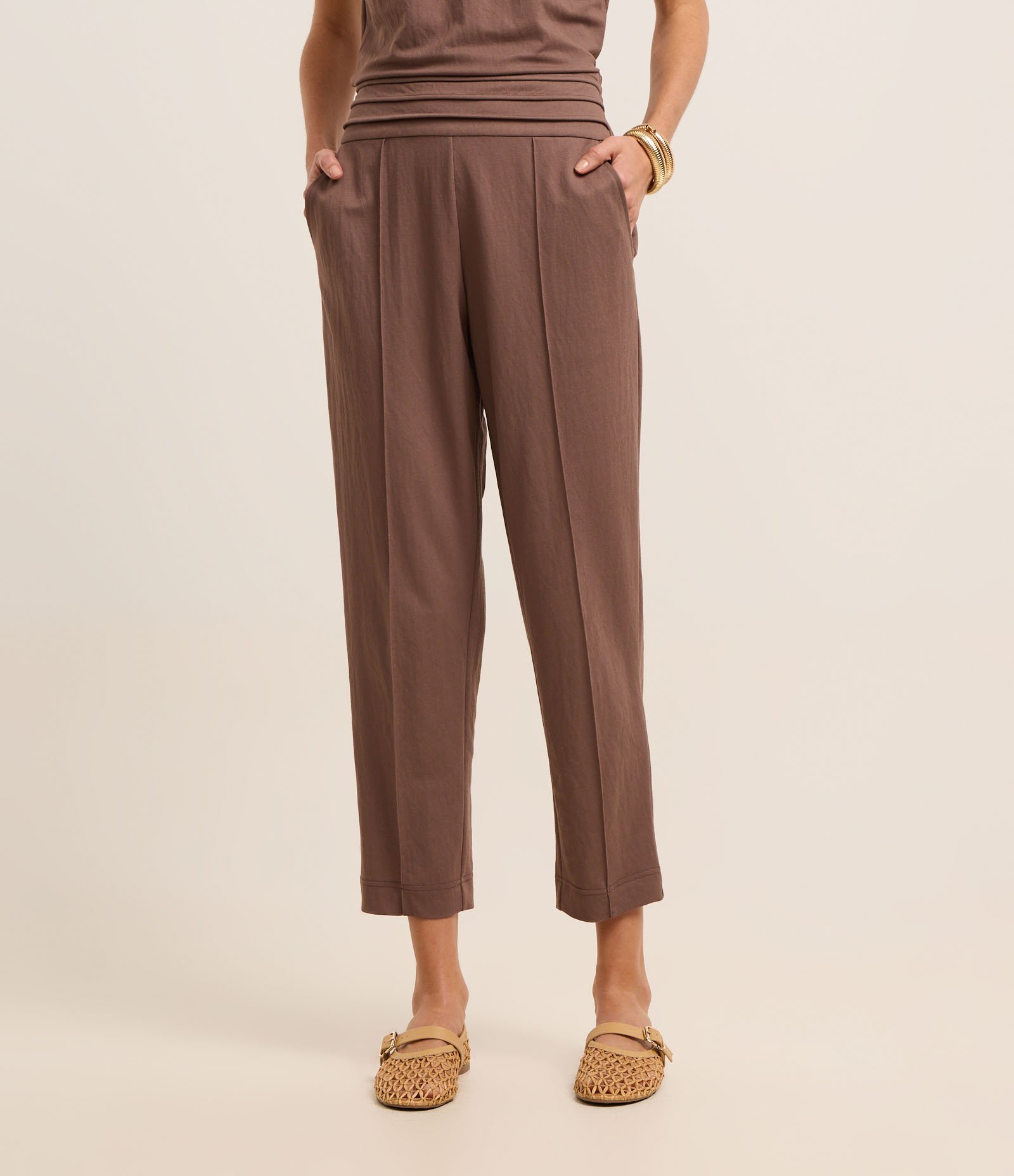 Calça Reta em Piquet com Cós Pespontado e Frisos Marrom 3