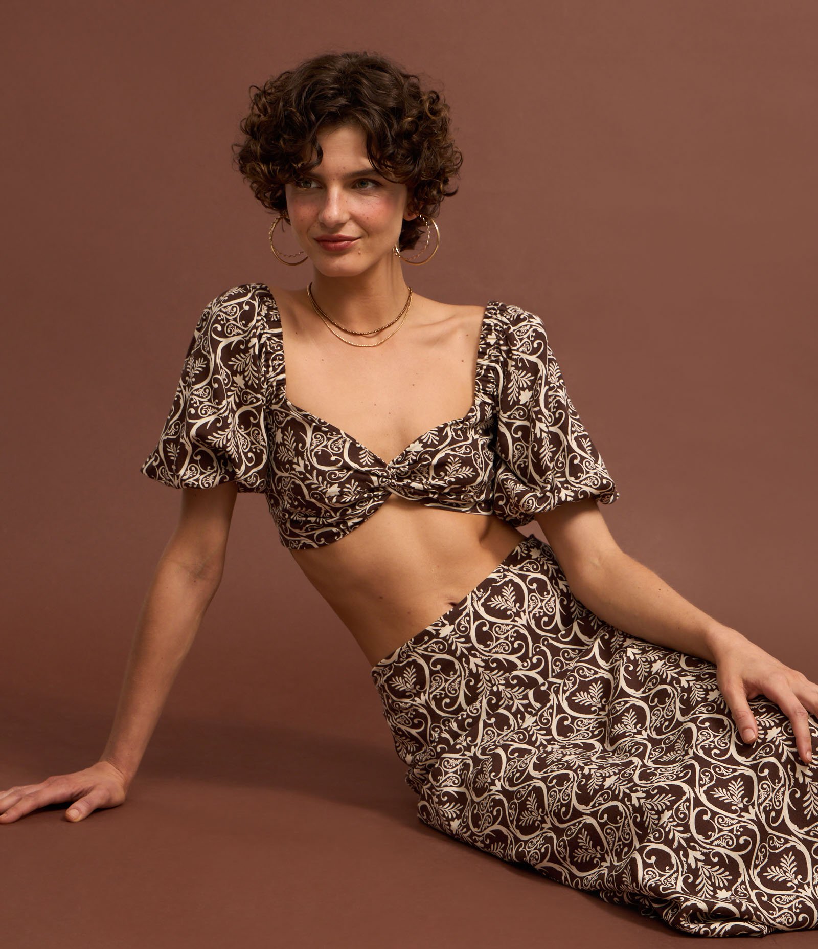 Blusa Cropped em Viscose e Linho com Estampa com Torcido Frontal Marrom 4