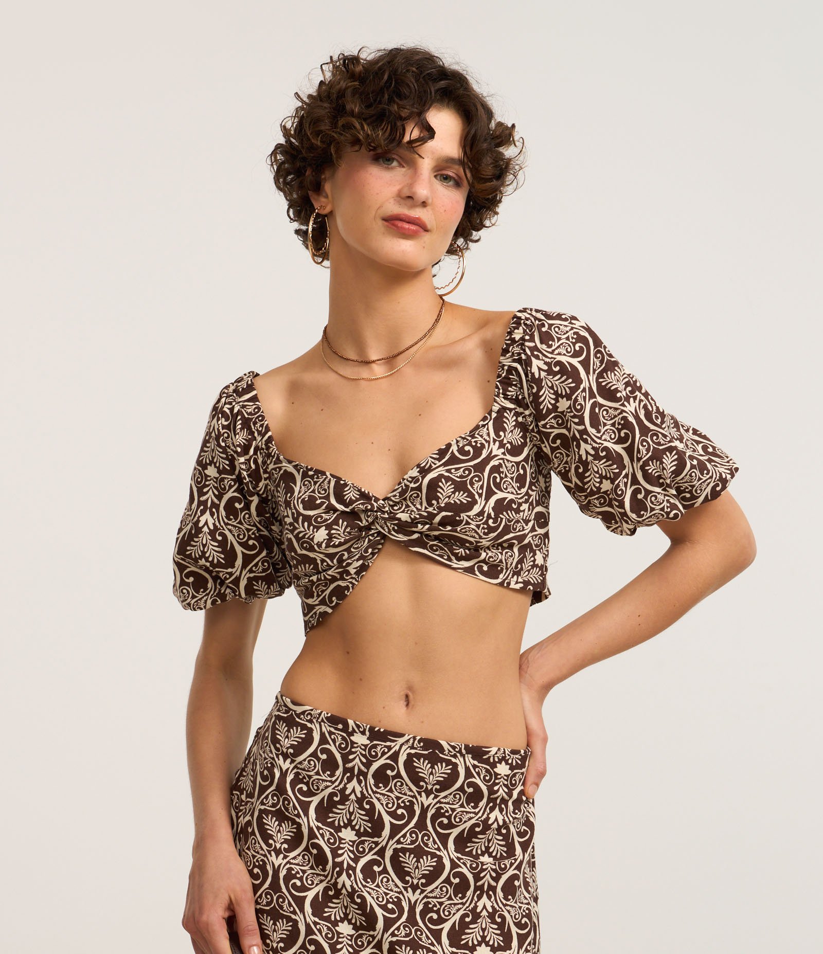 Blusa Cropped em Viscose e Linho com Estampa com Torcido Frontal Marrom 1