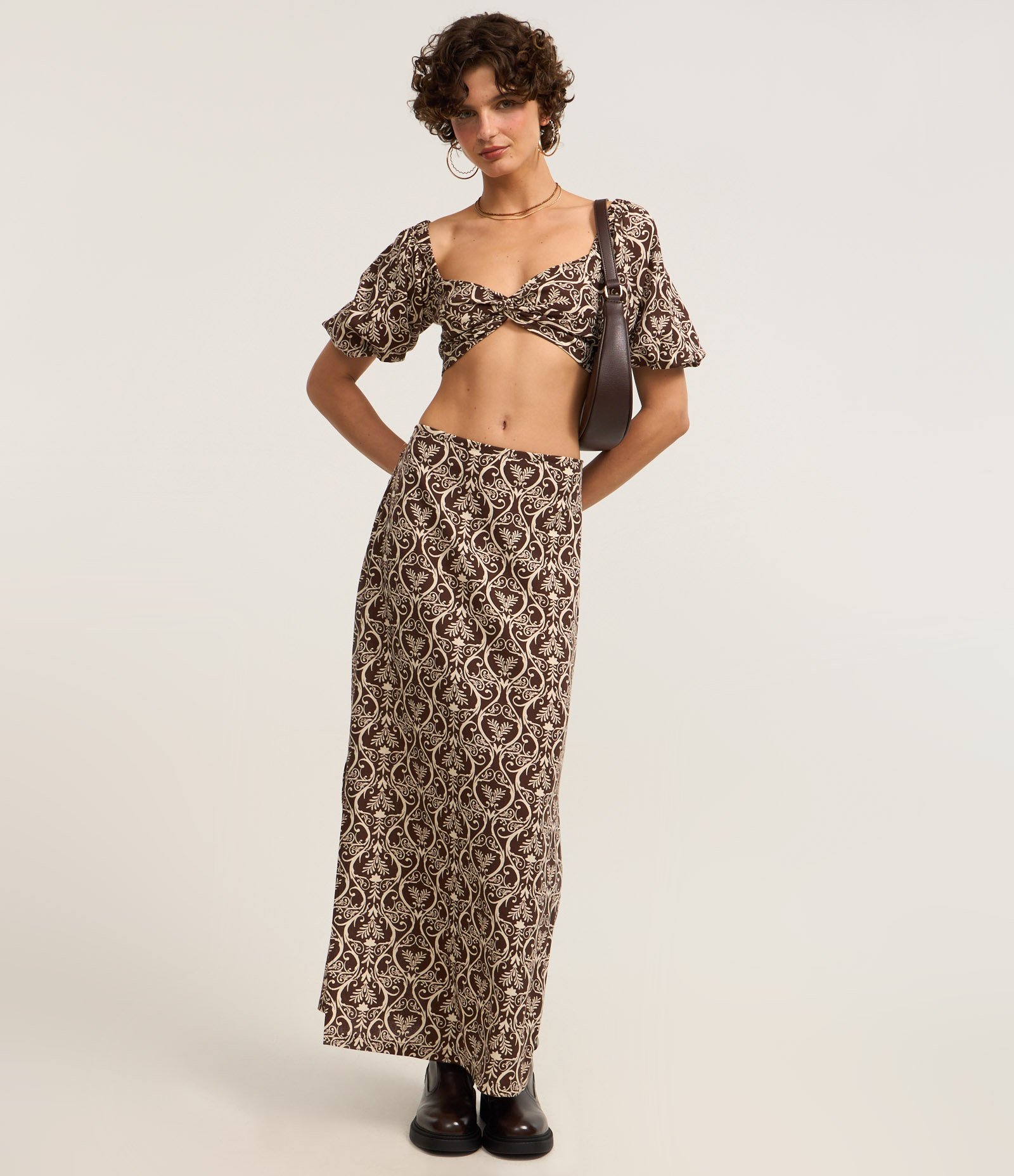 Blusa Cropped em Viscose e Linho com Estampa com Torcido Frontal Marrom 2