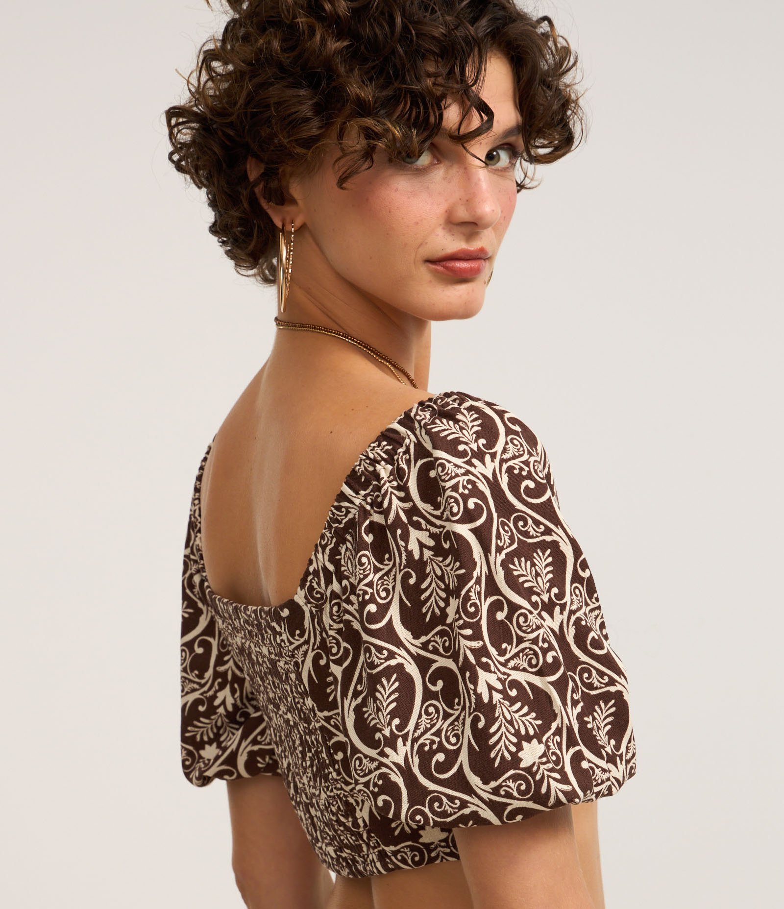 Blusa Cropped em Viscose e Linho com Estampa com Torcido Frontal Marrom 3