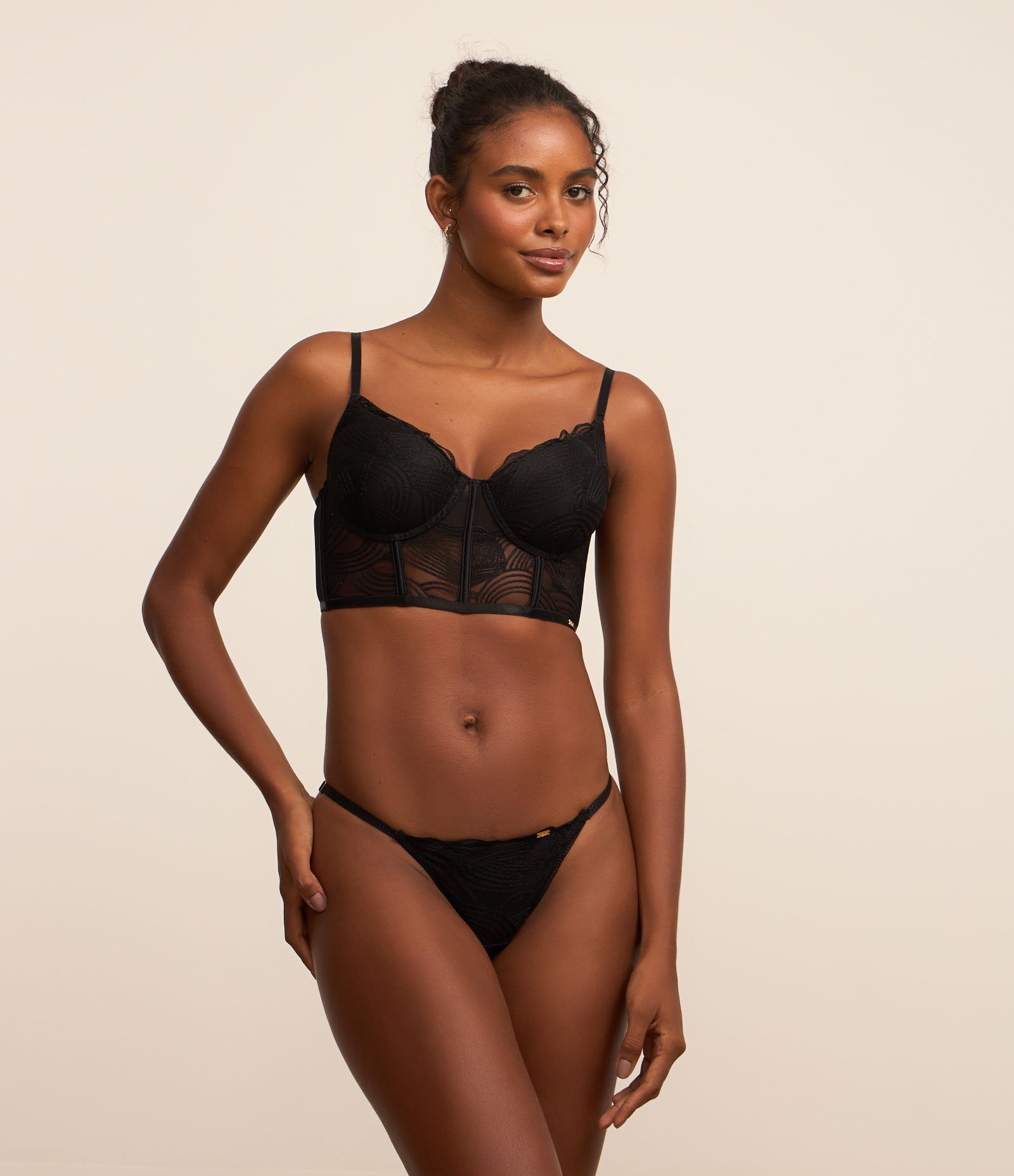 Calcinha String em Tule com Bordado Preto 1